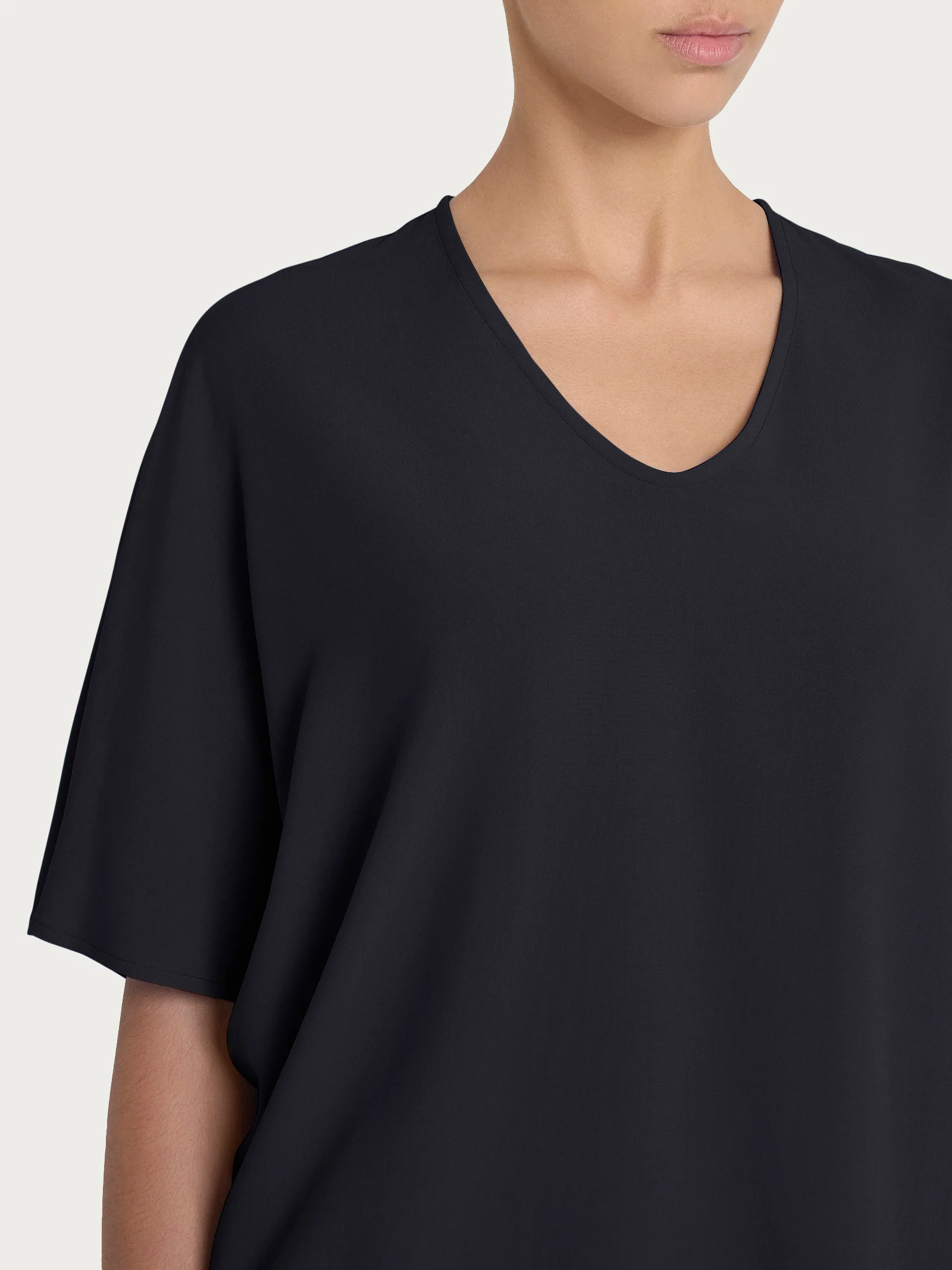 Blusa con scollo a V e manica al gomito in Ecoseta - Nero - Image 3