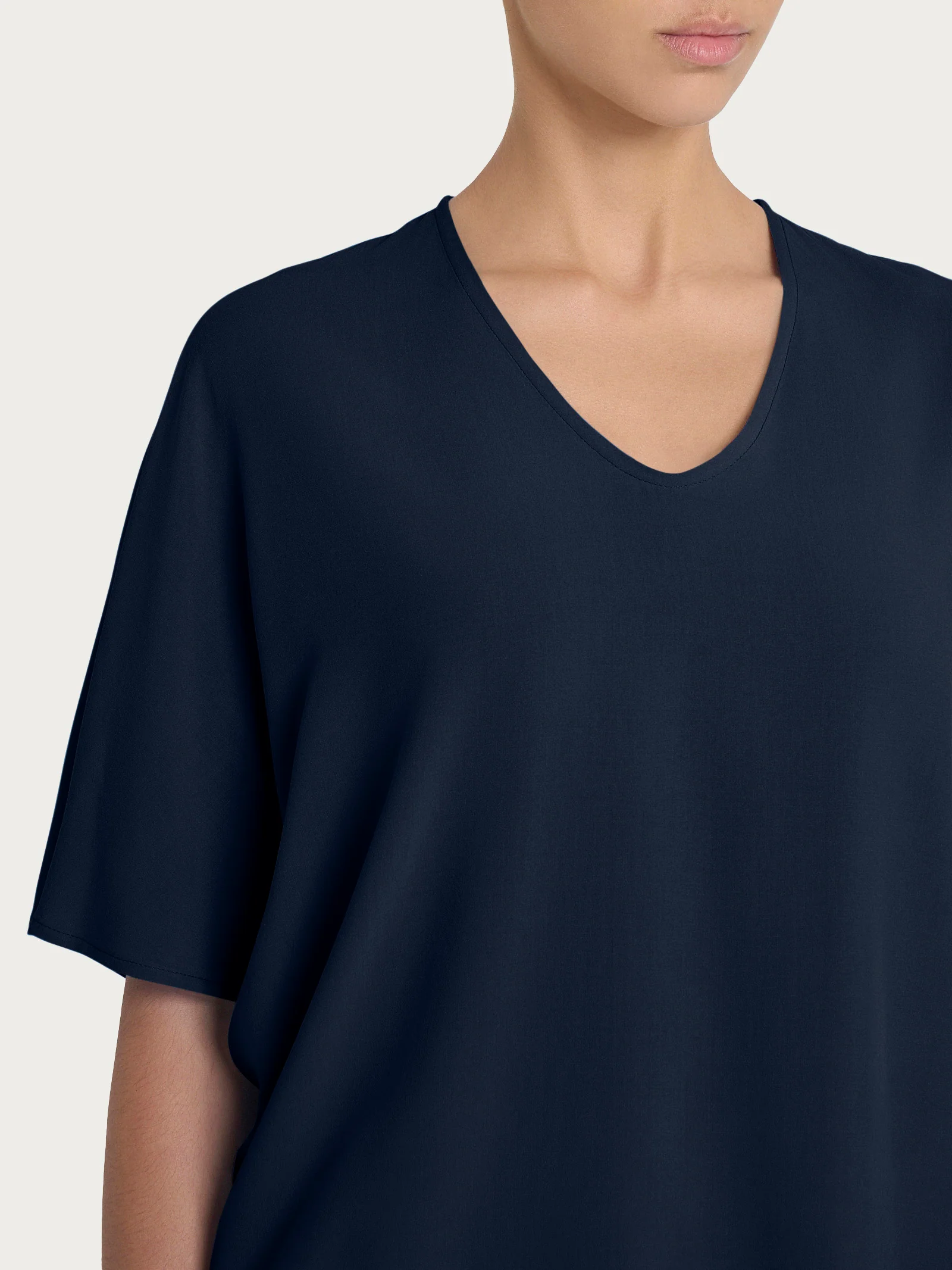 Blusa con scollo a V e manica al gomito in Ecoseta - Bleu - Image 3