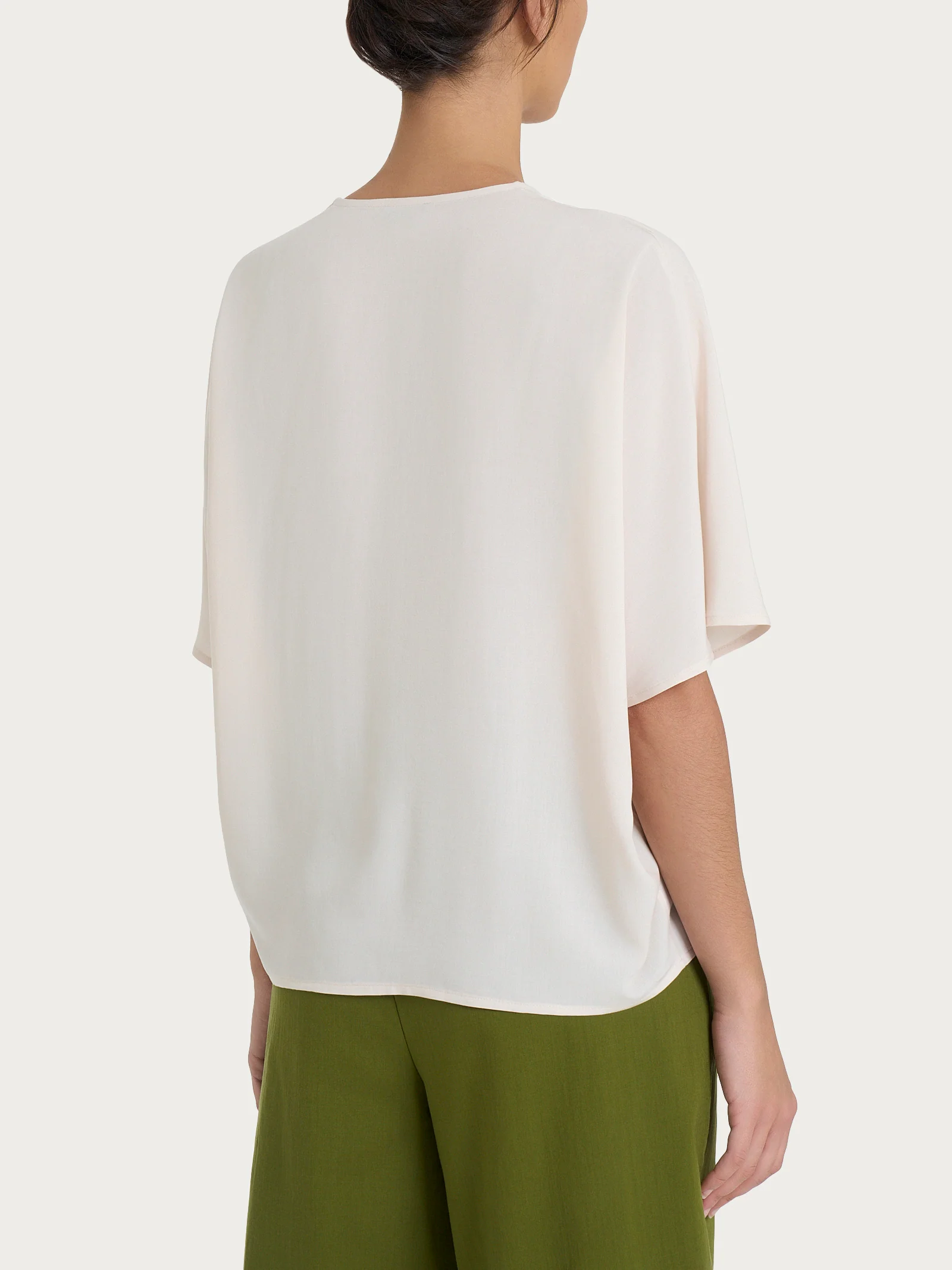 Blusa con scollo a V e manica al gomito in Ecoseta - Champignon - Image 2