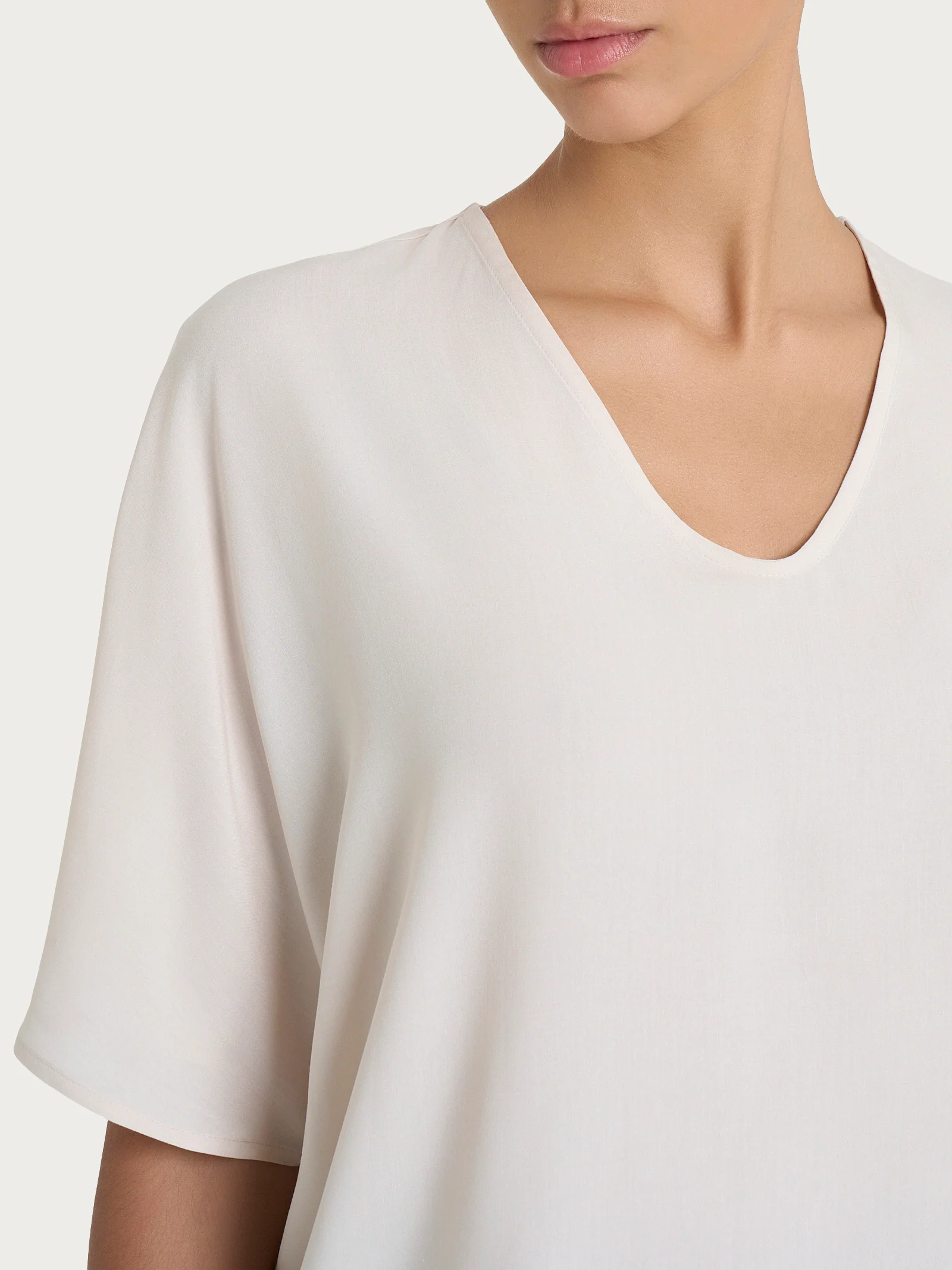 Blusa con scollo a V e manica al gomito in Ecoseta - Champignon - Image 3