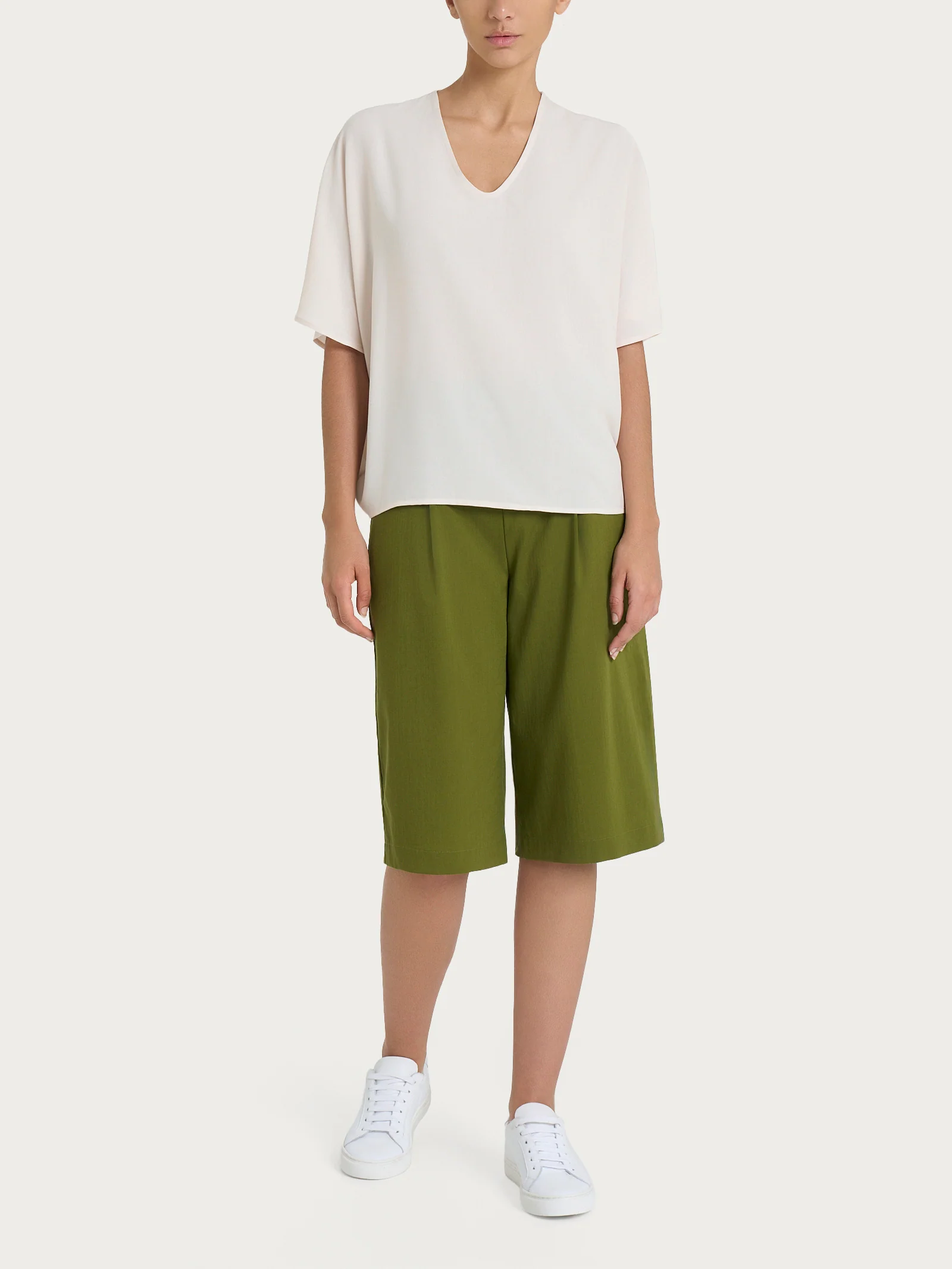 Blusa con scollo a V e manica al gomito in Ecoseta - Champignon - Image 4