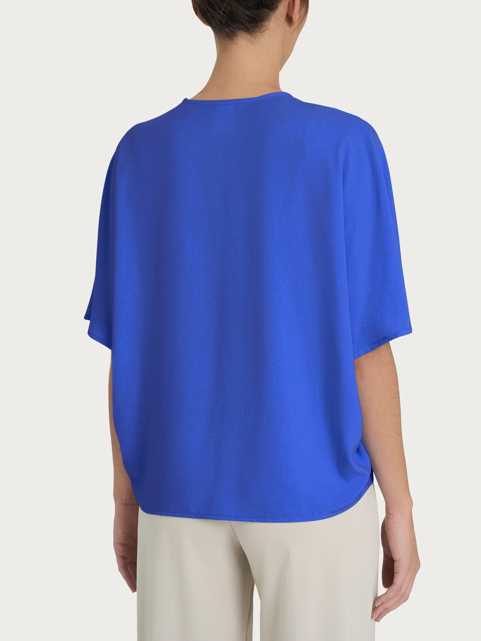 Blusa con scollo a V e manica al gomito in Ecoseta - Dazzling Blue - Image 2