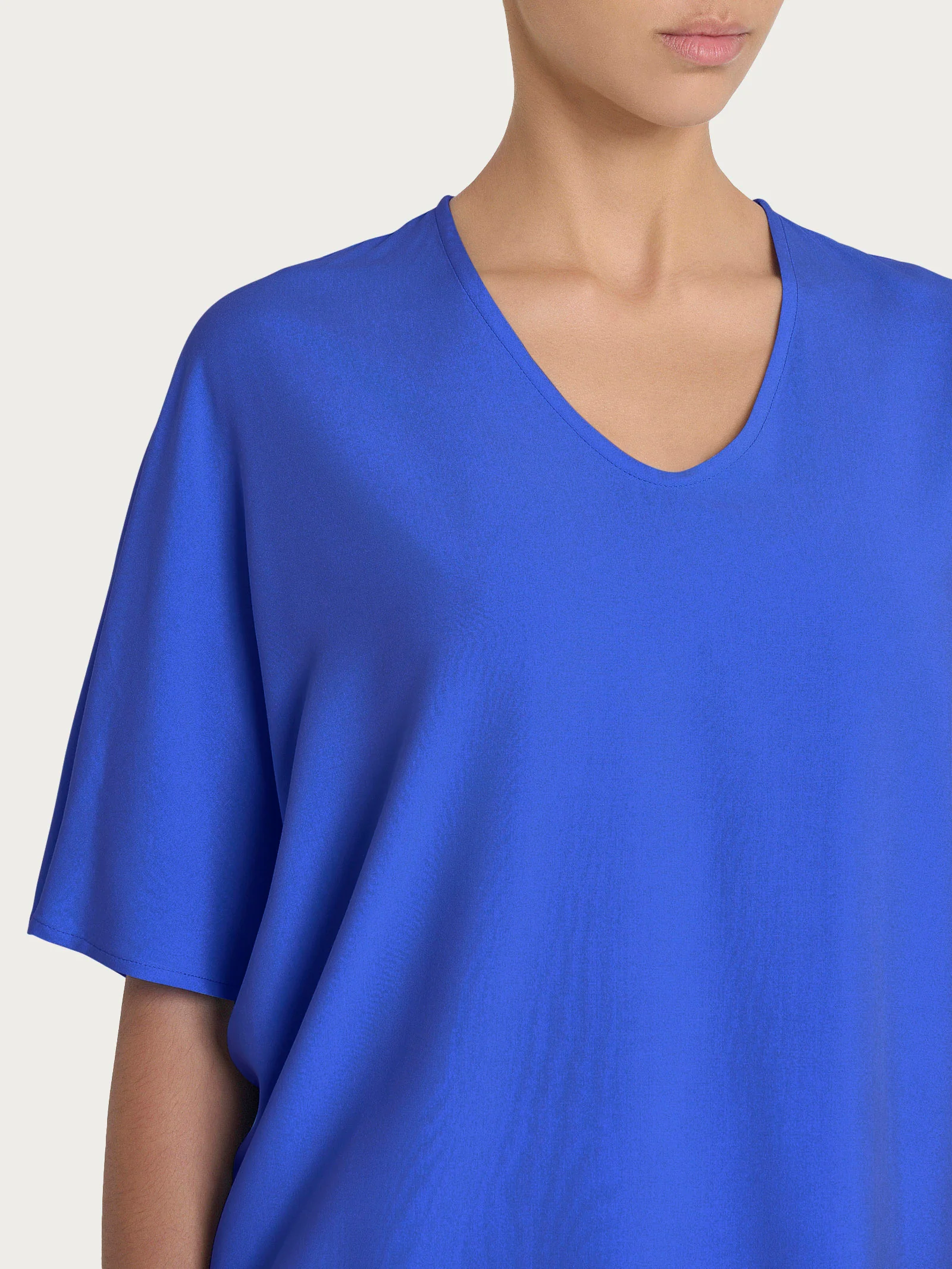 Blusa con scollo a V e manica al gomito in Ecoseta - Dazzling Blue - Image 3