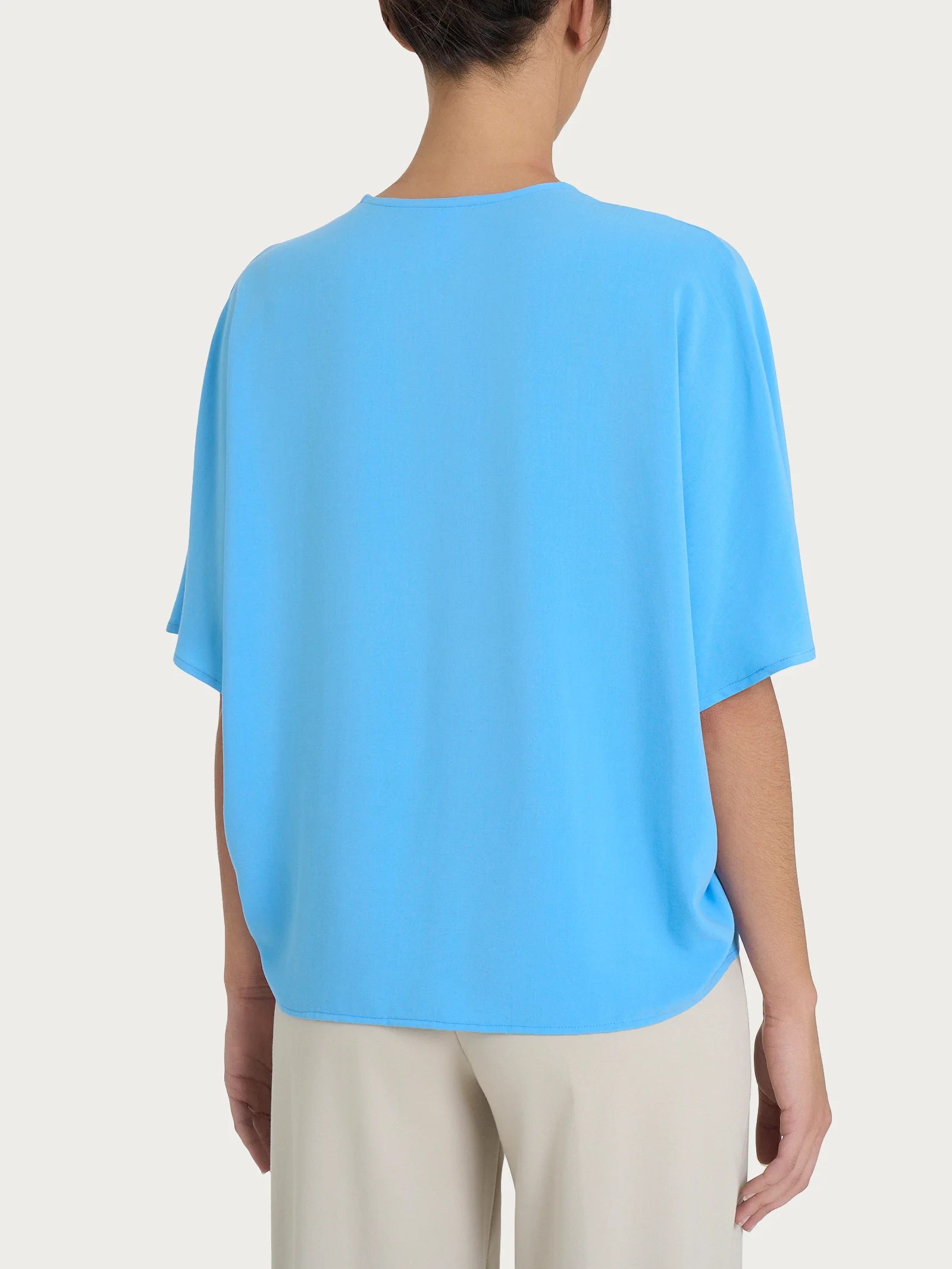 Blusa con scollo a V e manica al gomito in Ecoseta - Azure Blue - Image 2