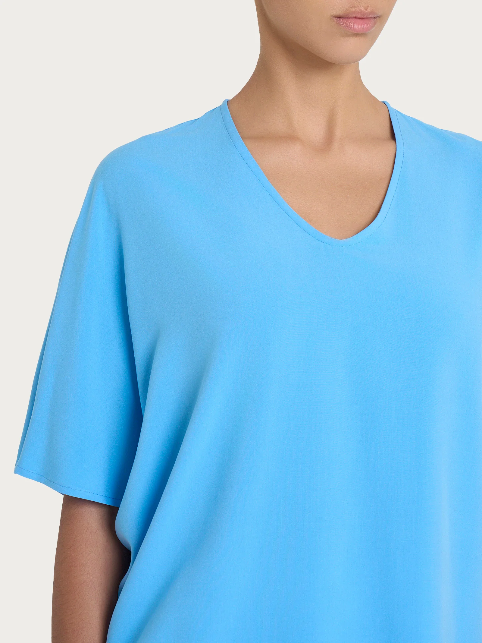 Blusa con scollo a V e manica al gomito in Ecoseta - Azure Blue - Image 3