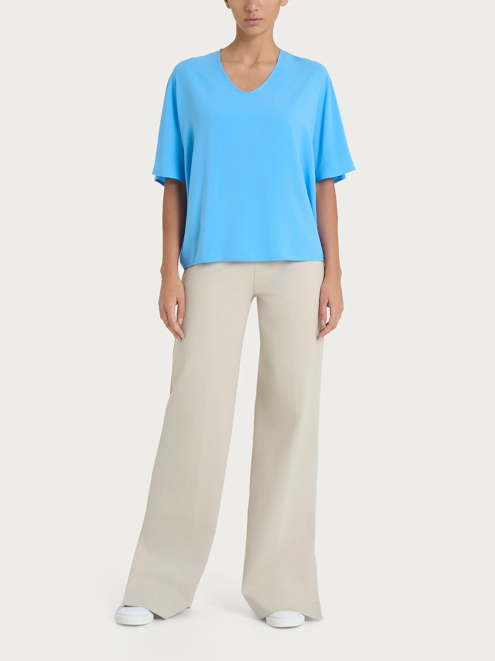 Blusa con scollo a V e manica al gomito in Ecoseta - Azure Blue - Image 4