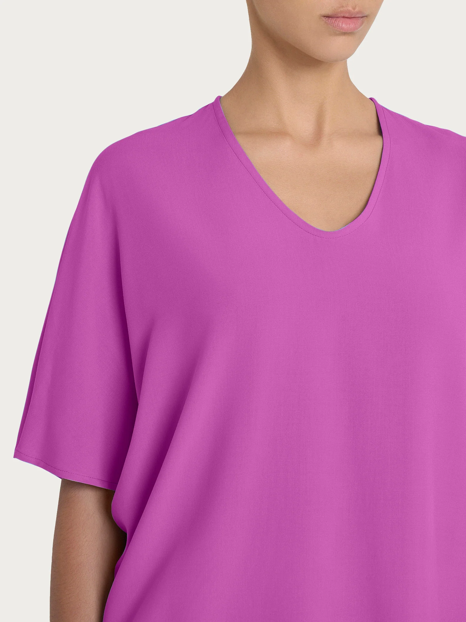 Blusa con scollo a V e manica al gomito in Ecoseta - Cattleya Orchid - Image 3