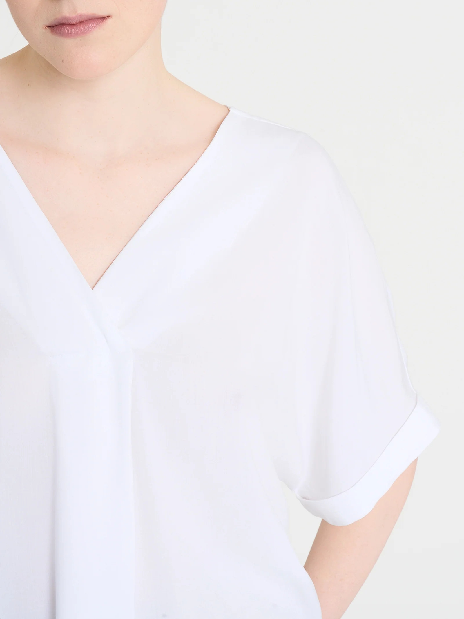 Blusa con scollo a V e manica kimono in Ecoseta - Bianco - Image 3