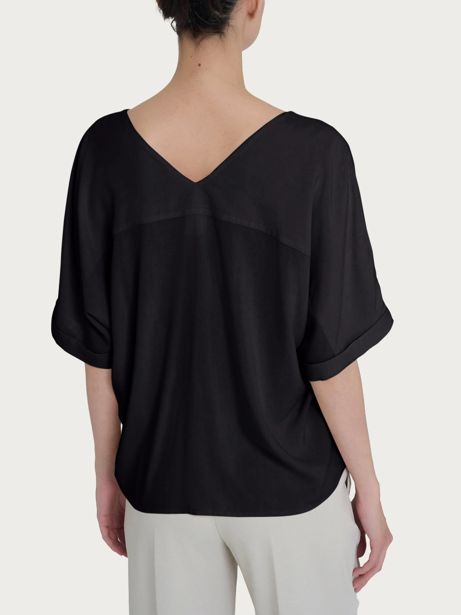 Blusa con scollo a V e manica kimono in Ecoseta - Nero - Image 2