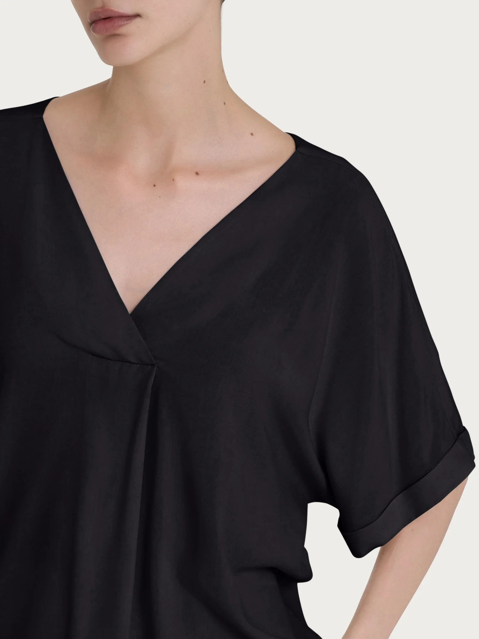 Blusa con scollo a V e manica kimono in Ecoseta - Nero - Image 3