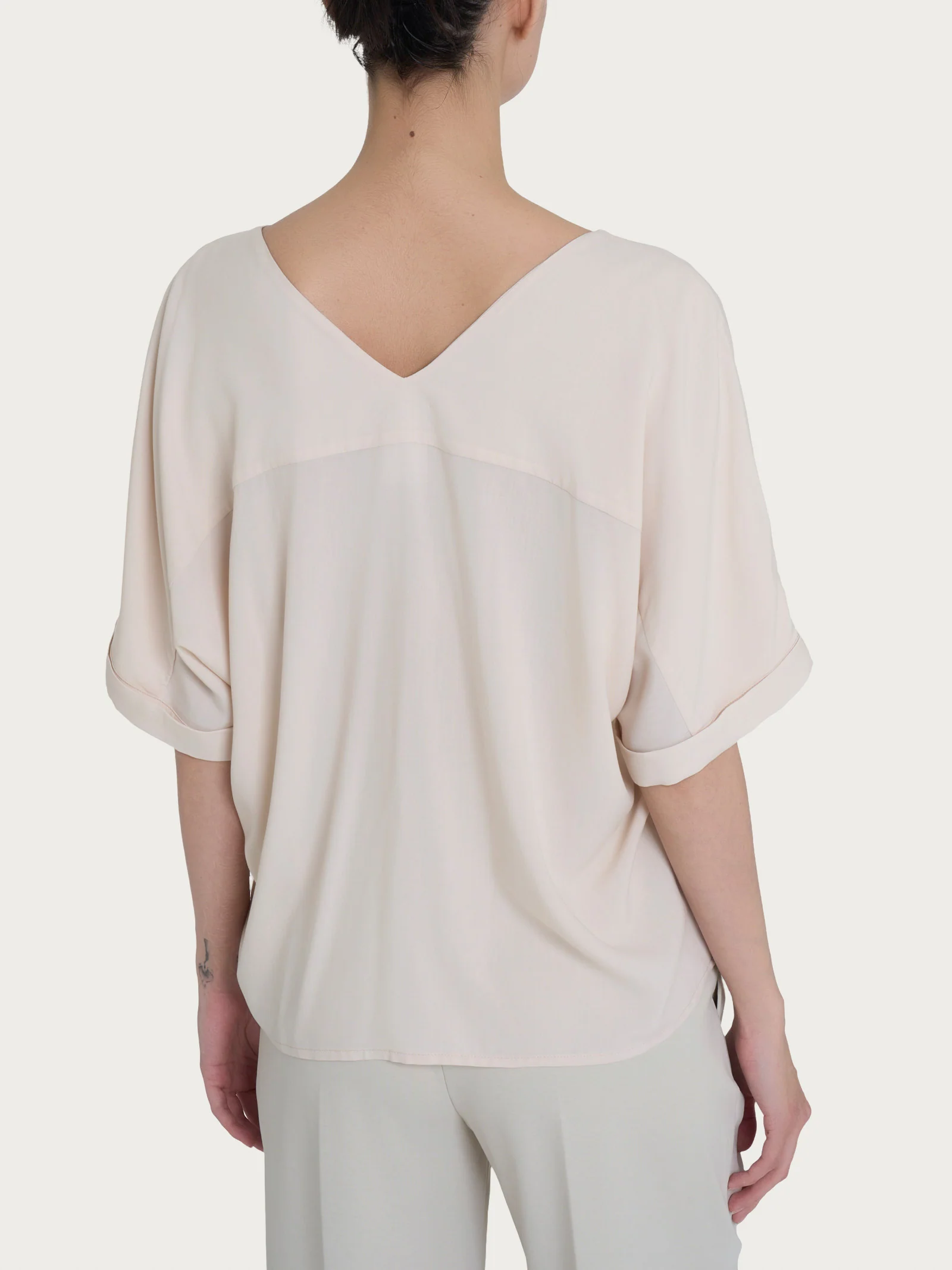 Blusa con scollo a V e manica kimono in Ecoseta - Champignon - Image 2