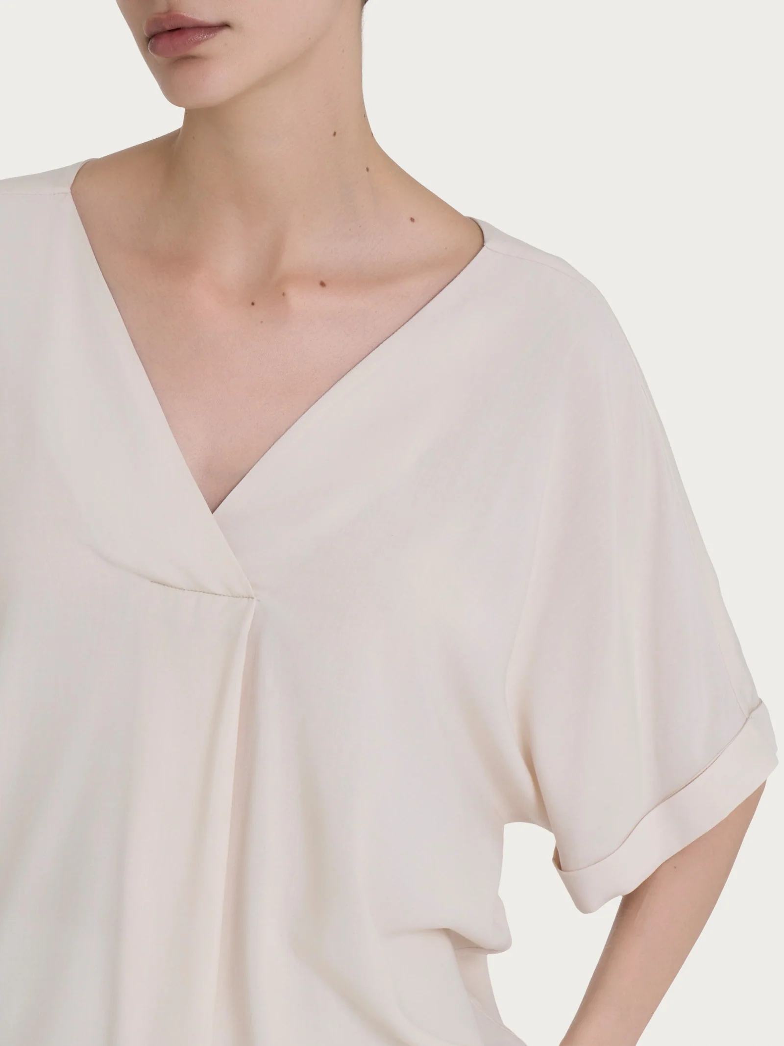 Blusa con scollo a V e manica kimono in Ecoseta - Champignon - Image 3