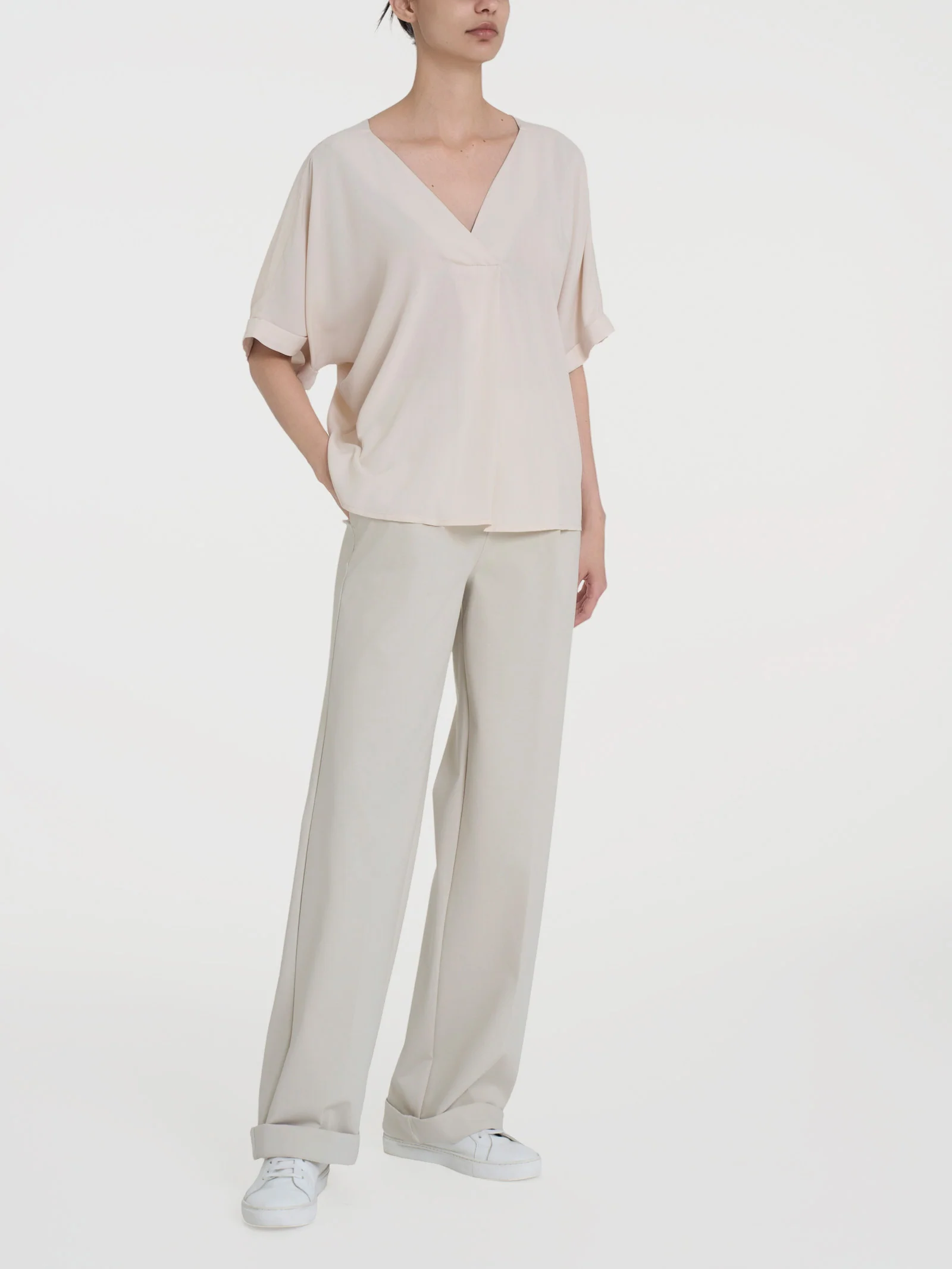Blusa con scollo a V e manica kimono in Ecoseta - Champignon - Image 4