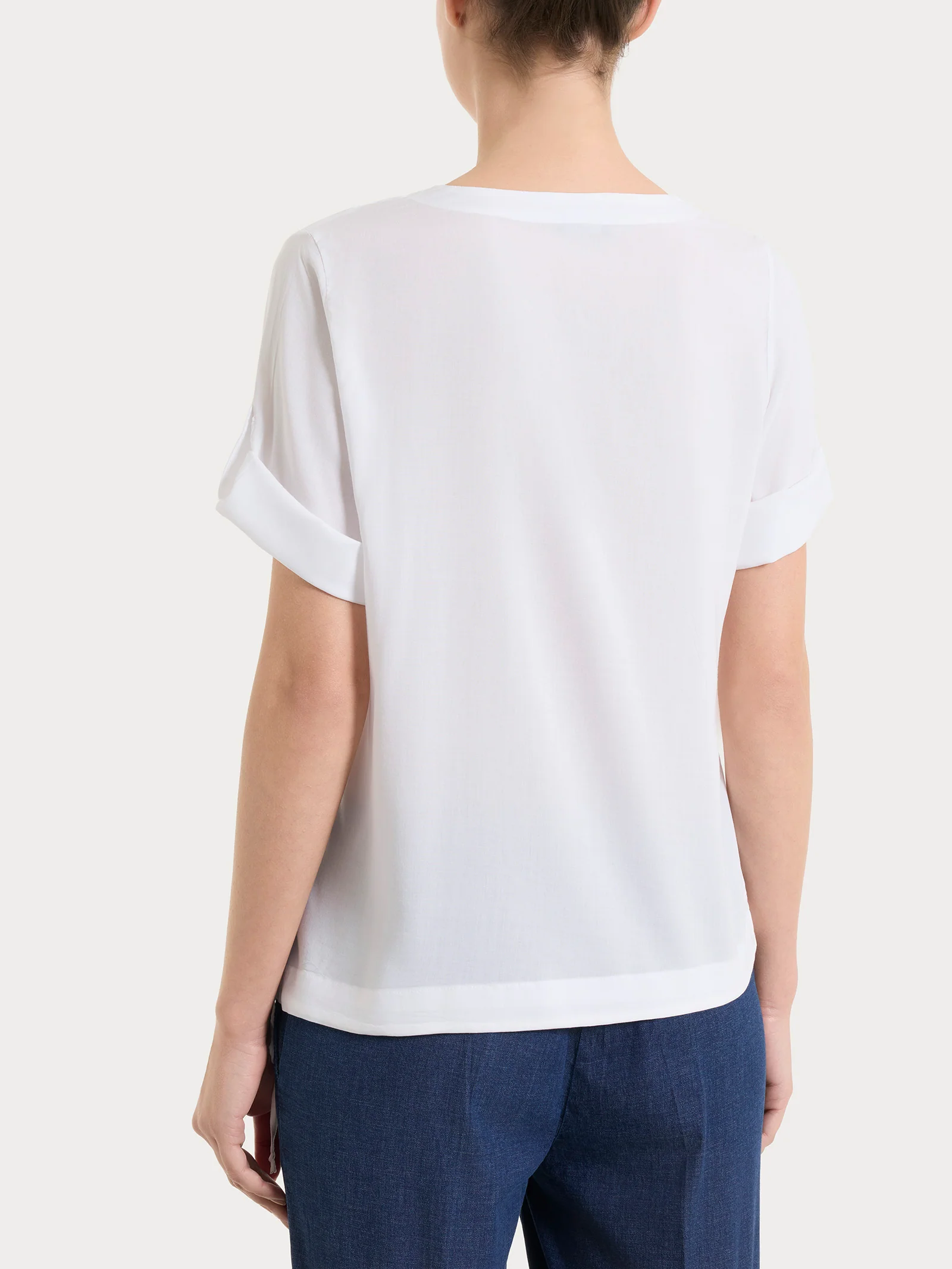 Blusa con scollo a V e manica risvoltabile in Voile Stretch - Bianco - Image 2