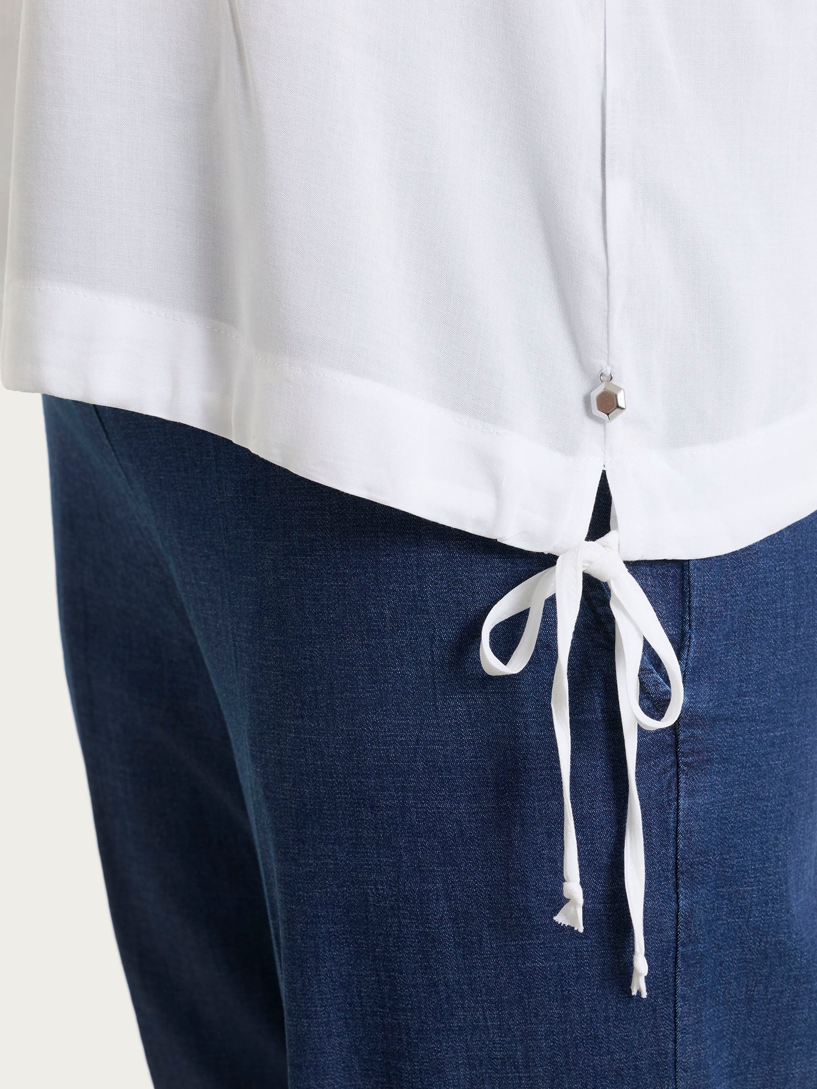 Blusa con scollo a V e manica risvoltabile in Voile Stretch - Bianco - Image 3