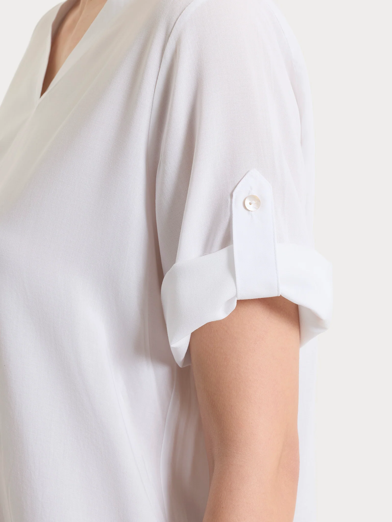 Blusa con scollo a V e manica risvoltabile in Voile Stretch - Bianco - Image 4