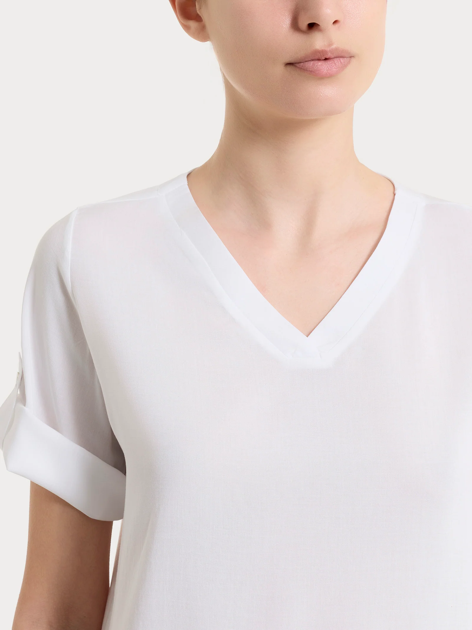 Blusa con scollo a V e manica risvoltabile in Voile Stretch - Bianco - Image 5