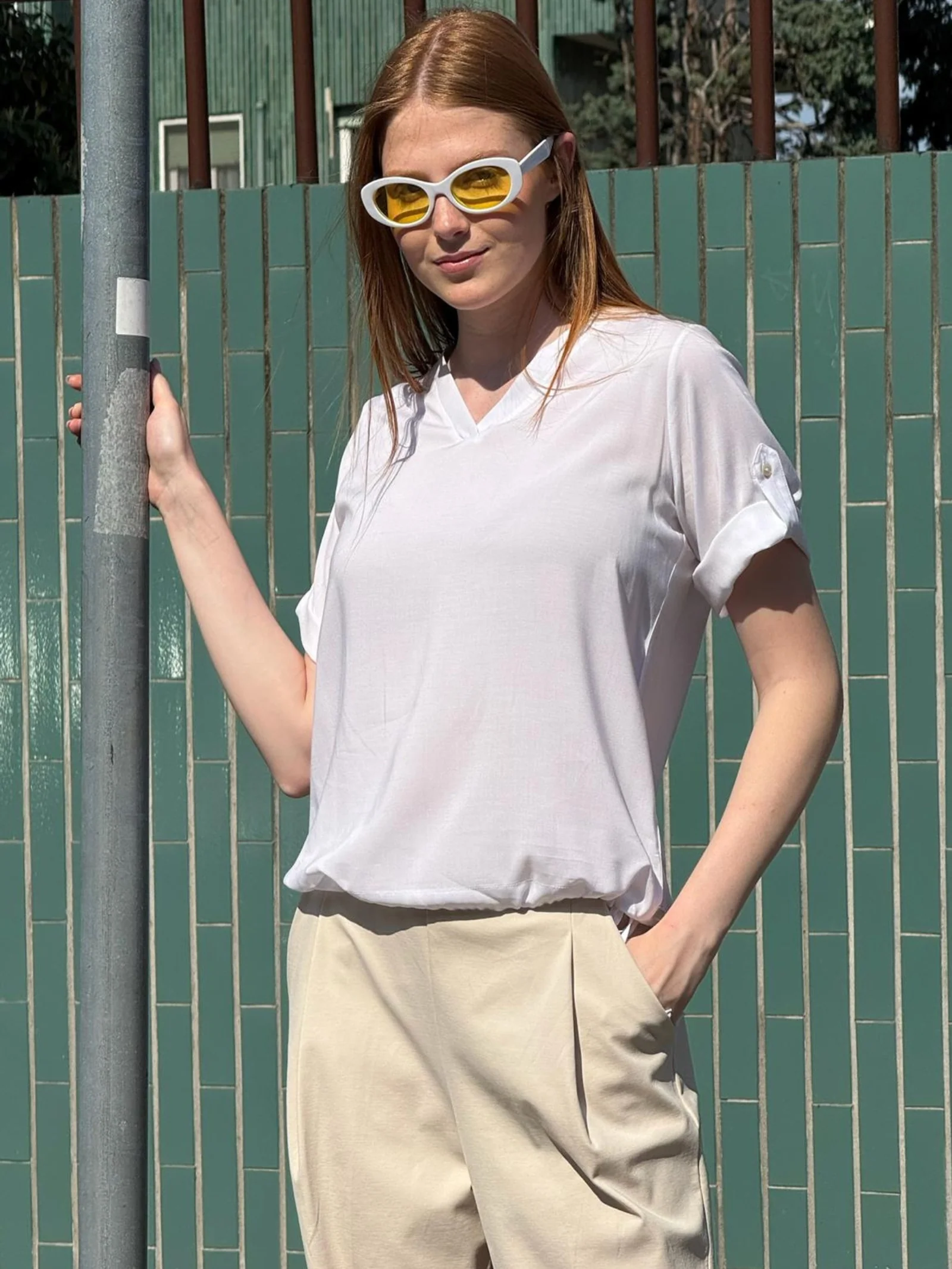 Blusa con scollo a V e manica risvoltabile in Voile Stretch - Bianco - Image 6
