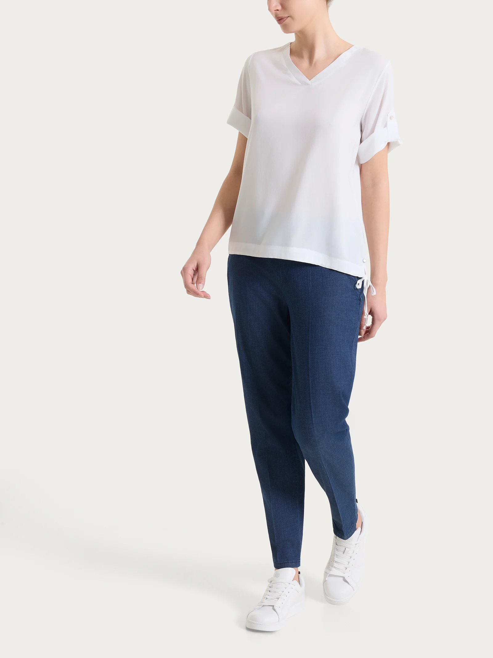 Blusa con scollo a V e manica risvoltabile in Voile Stretch - Bianco - Image 7