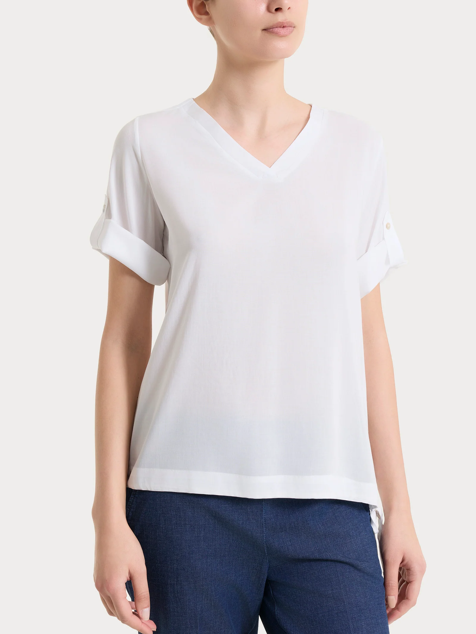 Blusa con scollo a V e manica risvoltabile in Voile Stretch - Bianco - Image 8