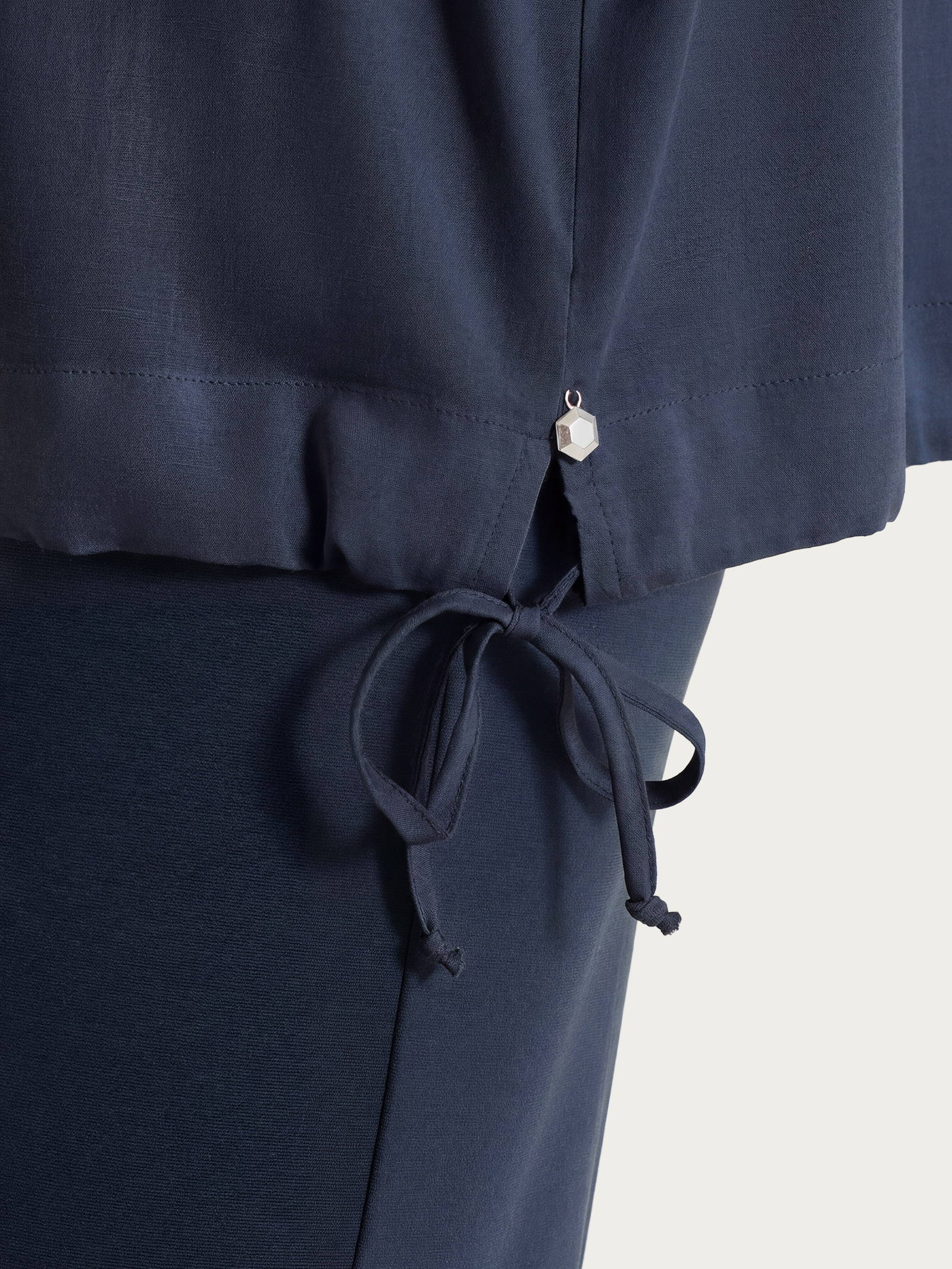 Blusa con scollo a V e manica risvoltabile in Voile Stretch - Bleu - Image 3