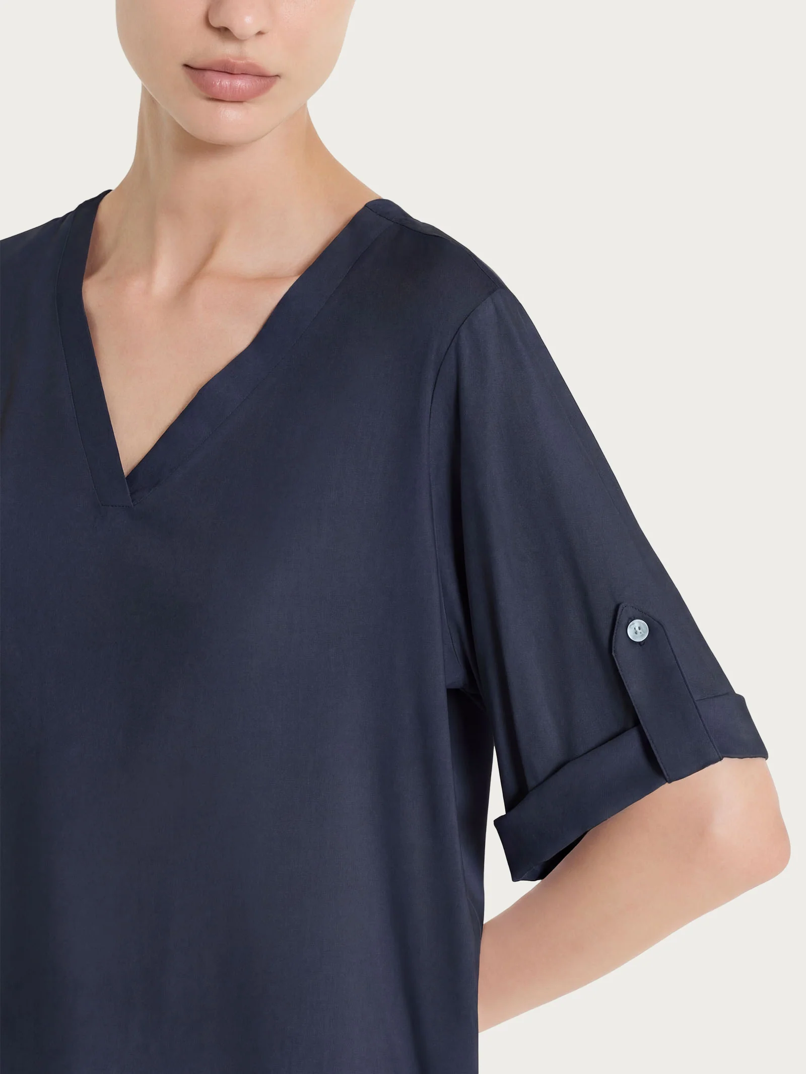 Blusa con scollo a V e manica risvoltabile in Voile Stretch - Bleu - Image 4