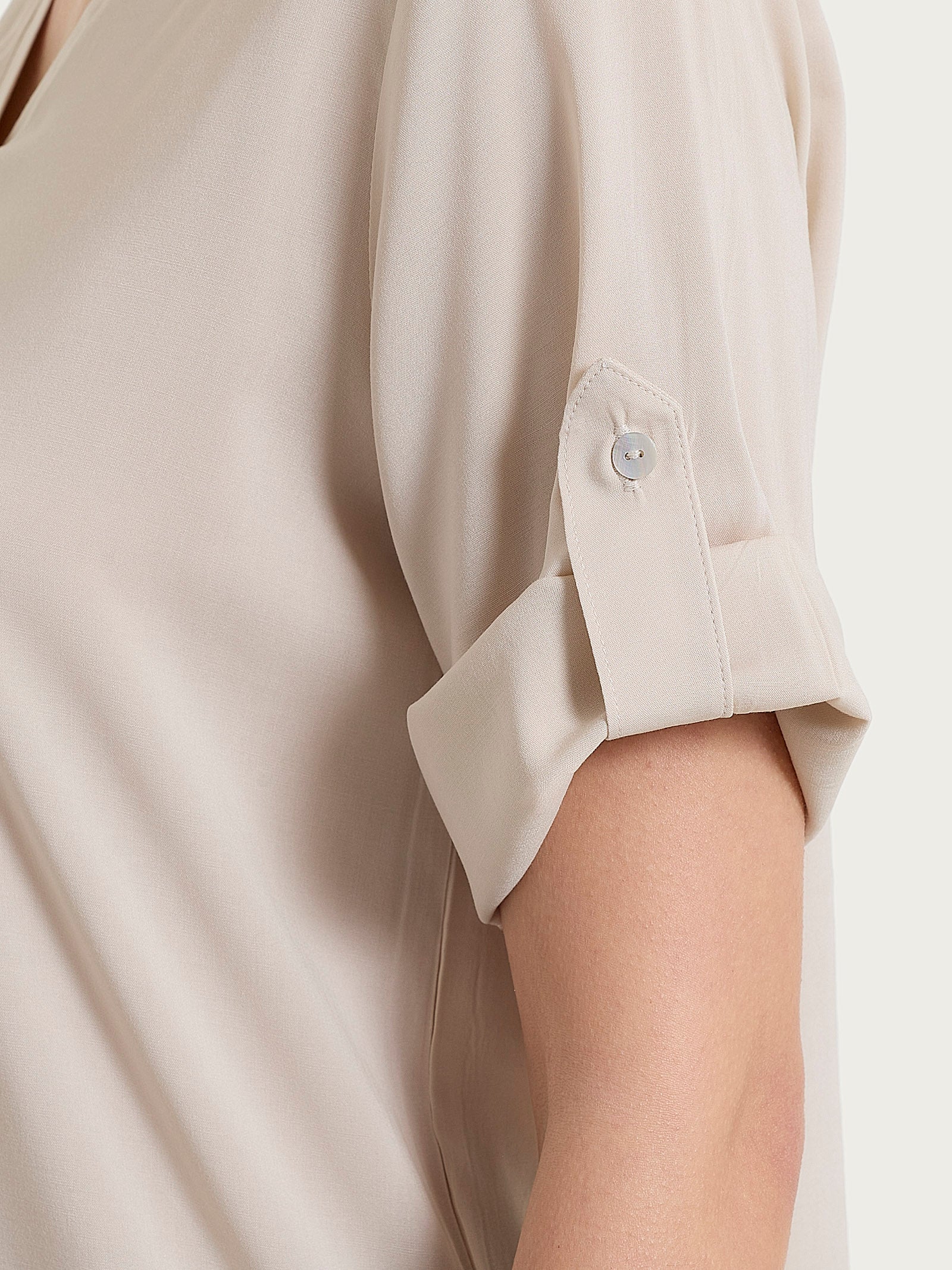 Blusa con scollo a V e manica risvoltabile in Voile Stretch - Champignon - Image 4