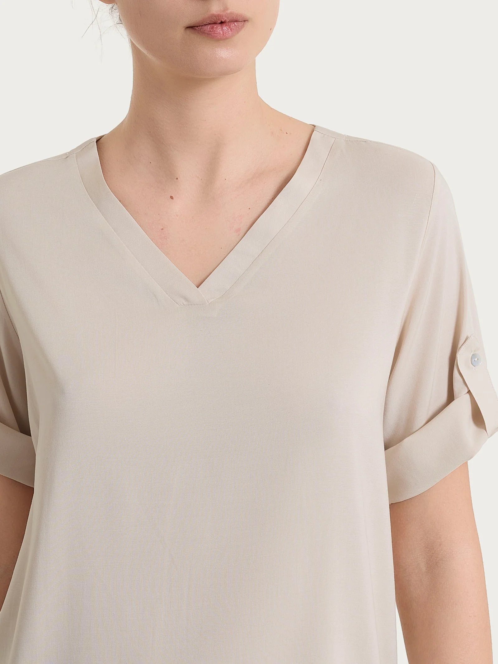 Blusa con scollo a V e manica risvoltabile in Voile Stretch - Champignon - Image 5
