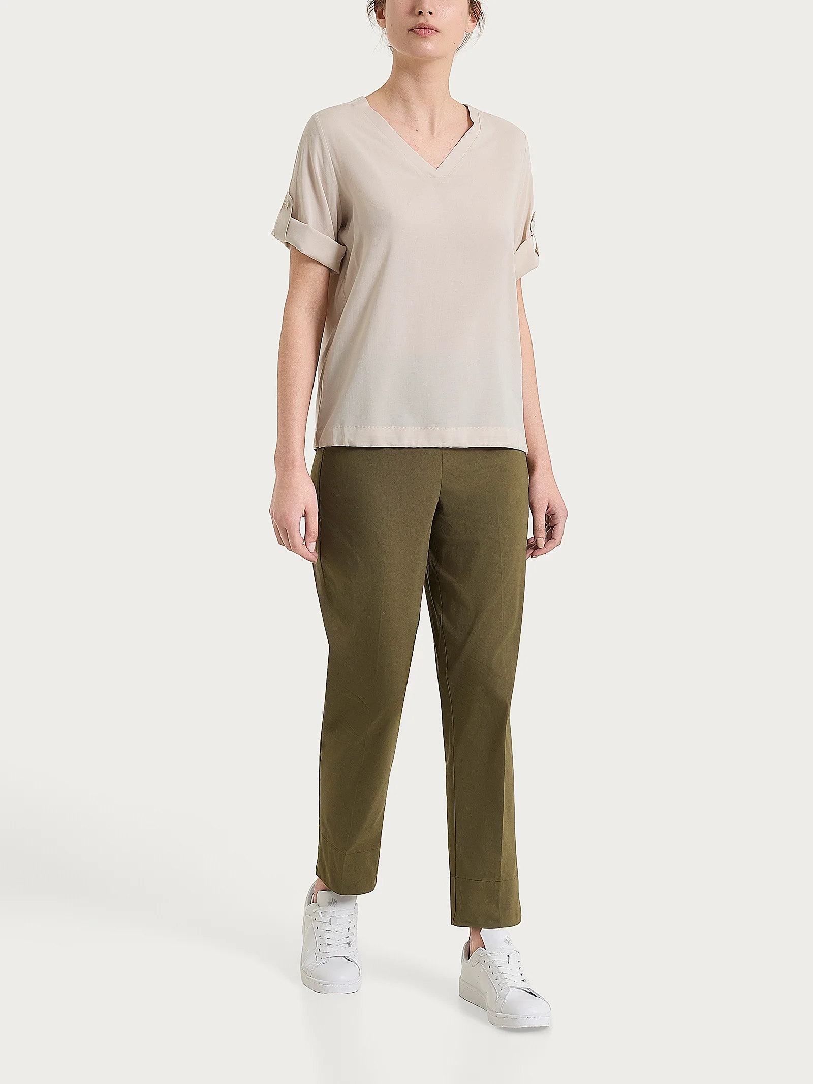 Blusa con scollo a V e manica risvoltabile in Voile Stretch - Champignon - Image 6
