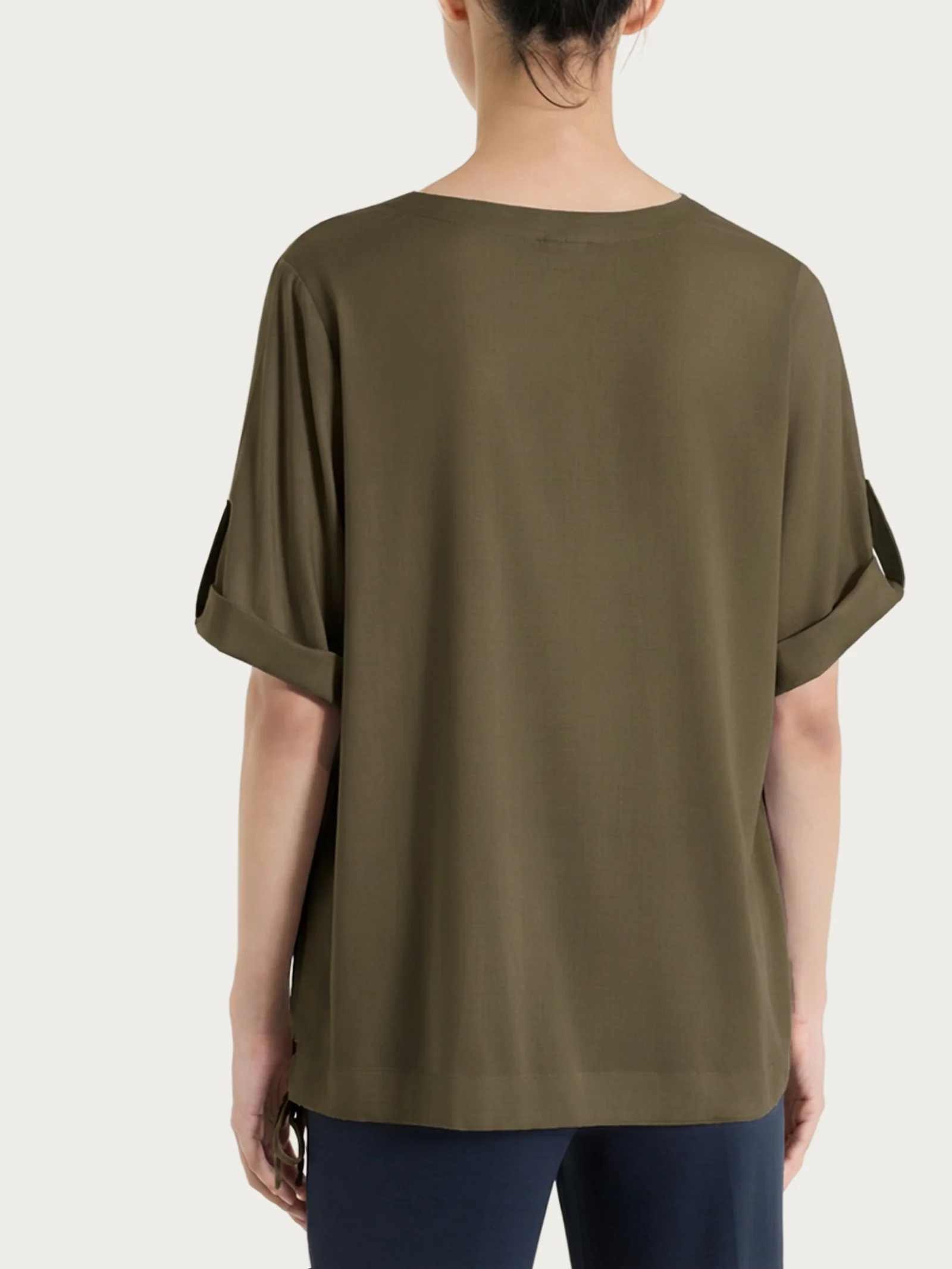 Blusa con scollo a V e manica risvoltabile in Voile Stretch - Dark Olive - Image 2