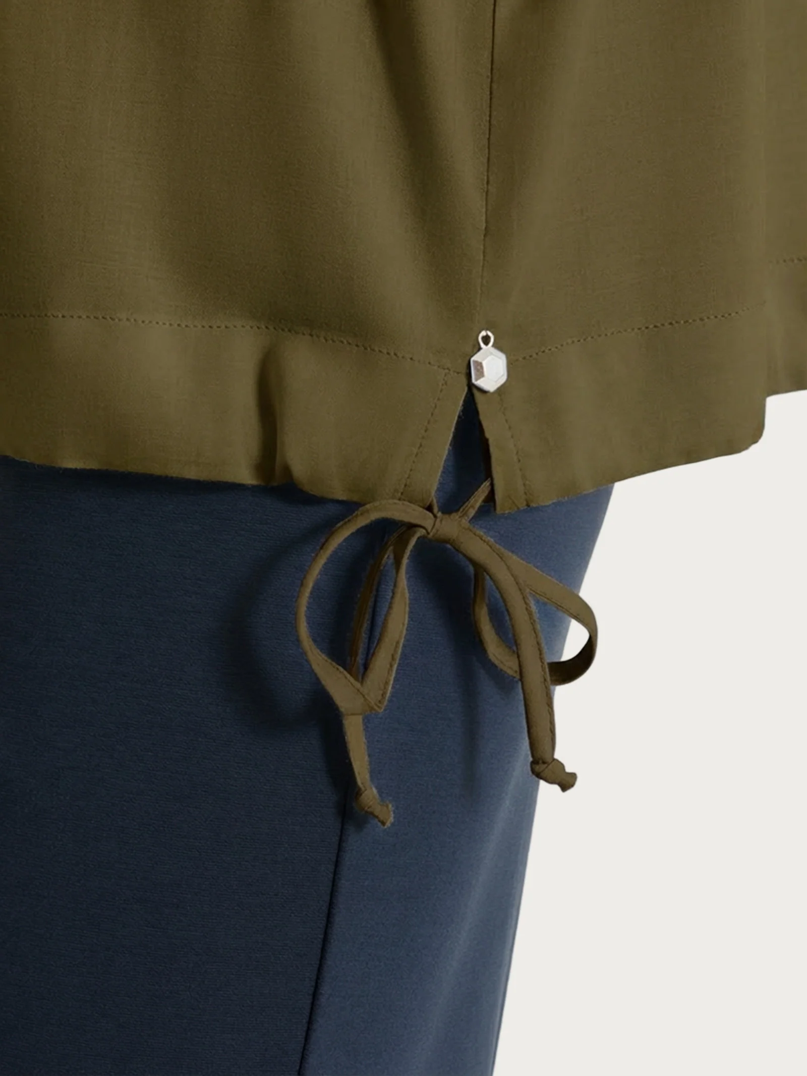 Blusa con scollo a V e manica risvoltabile in Voile Stretch - Dark Olive - Image 3