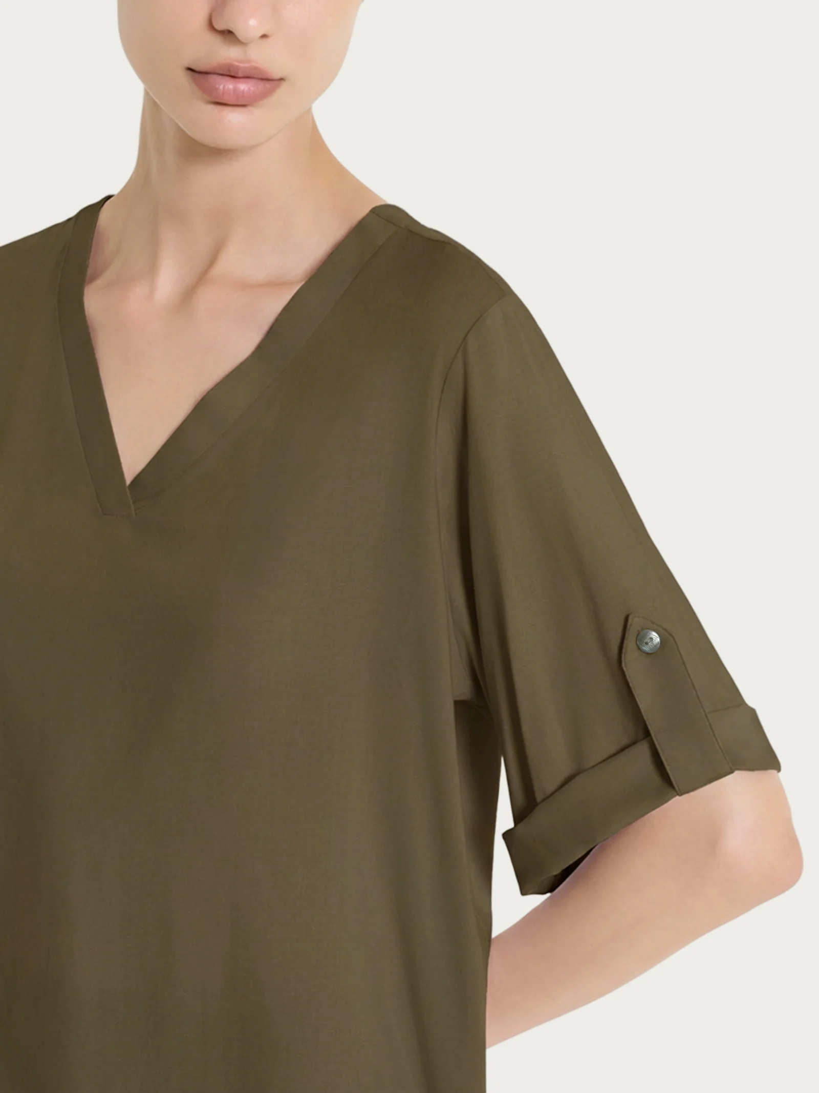 Blusa con scollo a V e manica risvoltabile in Voile Stretch - Dark Olive - Image 4