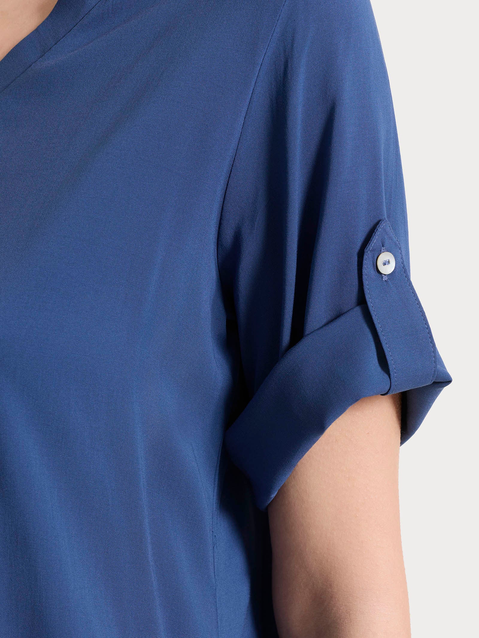 Blusa con scollo a V e manica risvoltabile in Voile Stretch - Oceana - Image 3