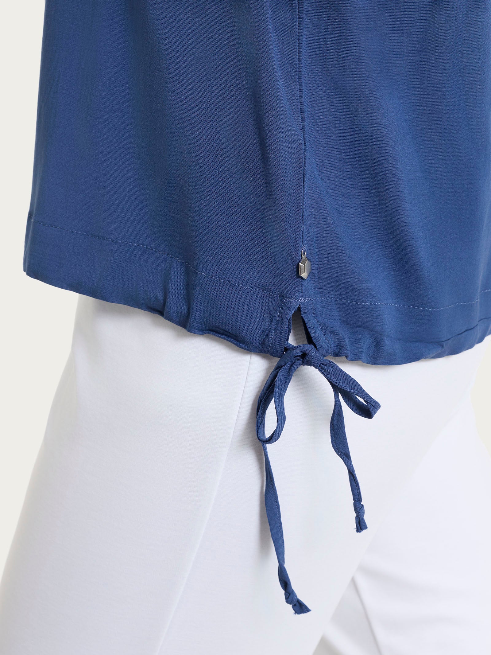 Blusa con scollo a V e manica risvoltabile in Voile Stretch - Oceana - Image 4
