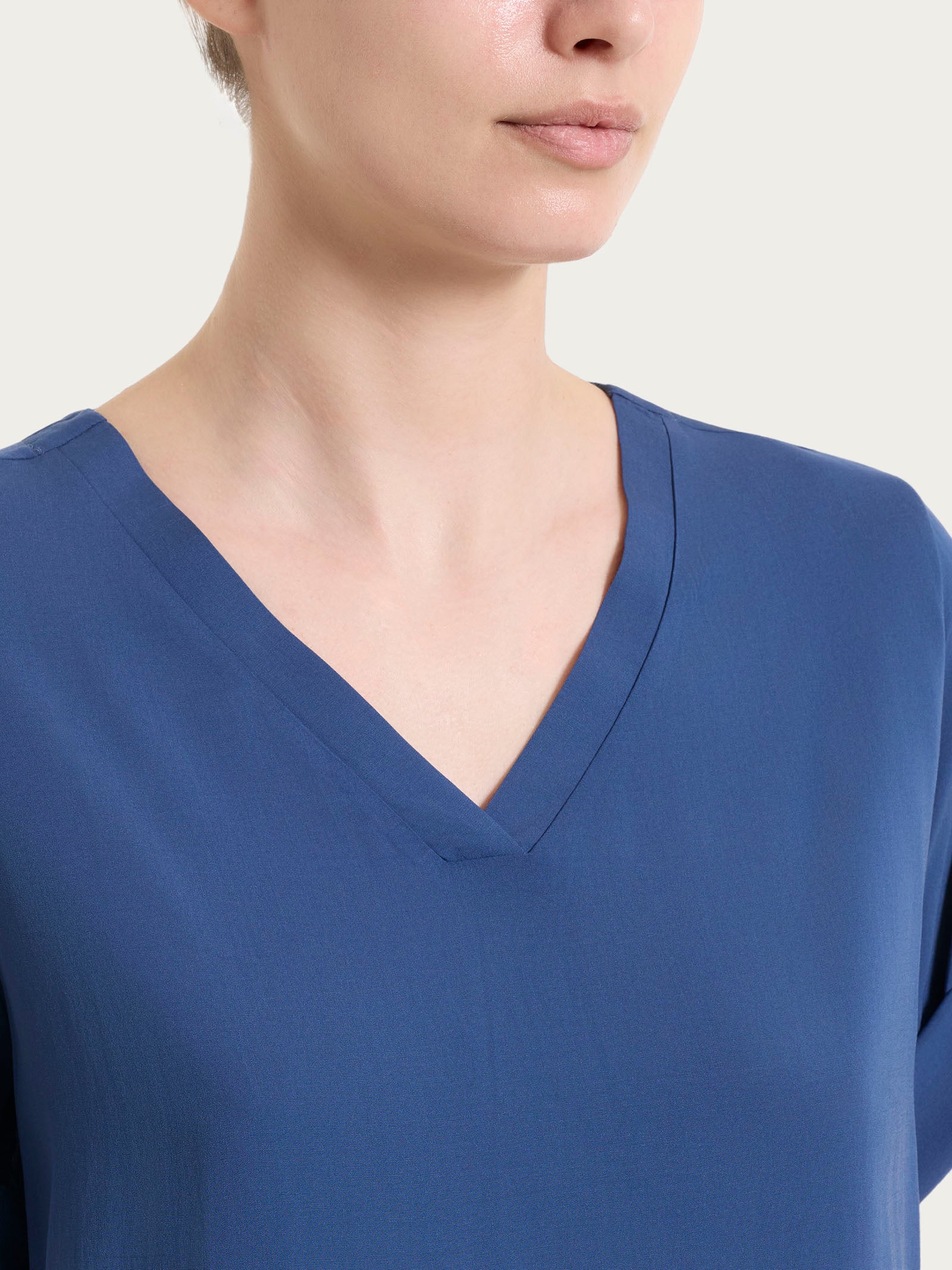 Blusa con scollo a V e manica risvoltabile in Voile Stretch - Oceana - Image 5