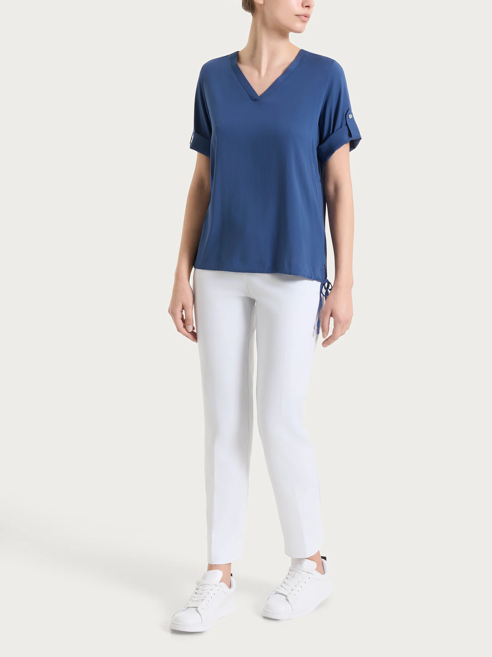 Blusa con scollo a V e manica risvoltabile in Voile Stretch - Oceana - Image 6