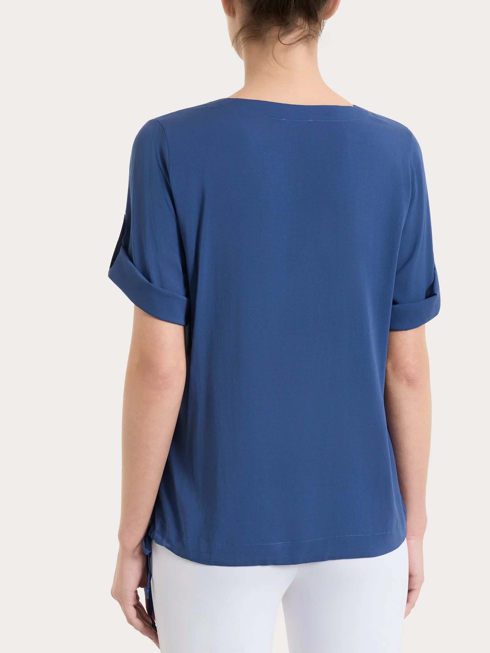Blusa con scollo a V e manica risvoltabile in Voile Stretch - Oceana - Image 7