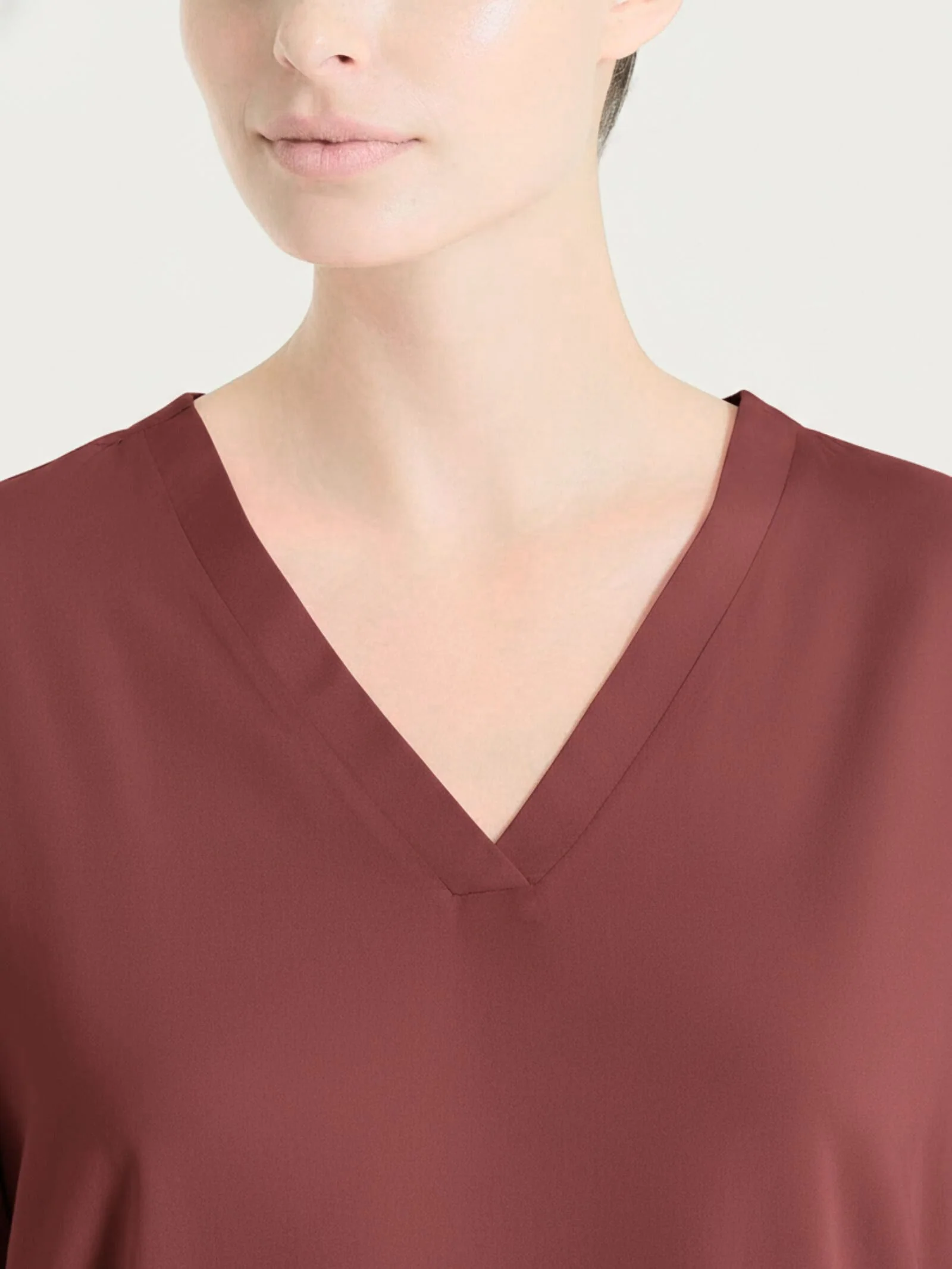Blusa con scollo a V e manica risvoltabile in Voile Stretch - Mahogany - Image 4