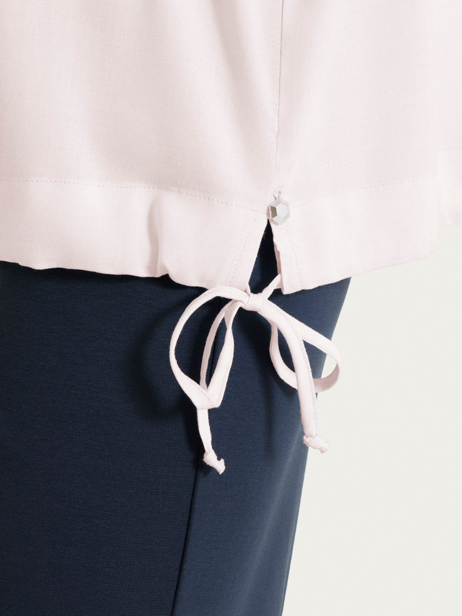 Blusa con scollo a V e manica risvoltabile in Voile Stretch - Hushed Violet - Image 3