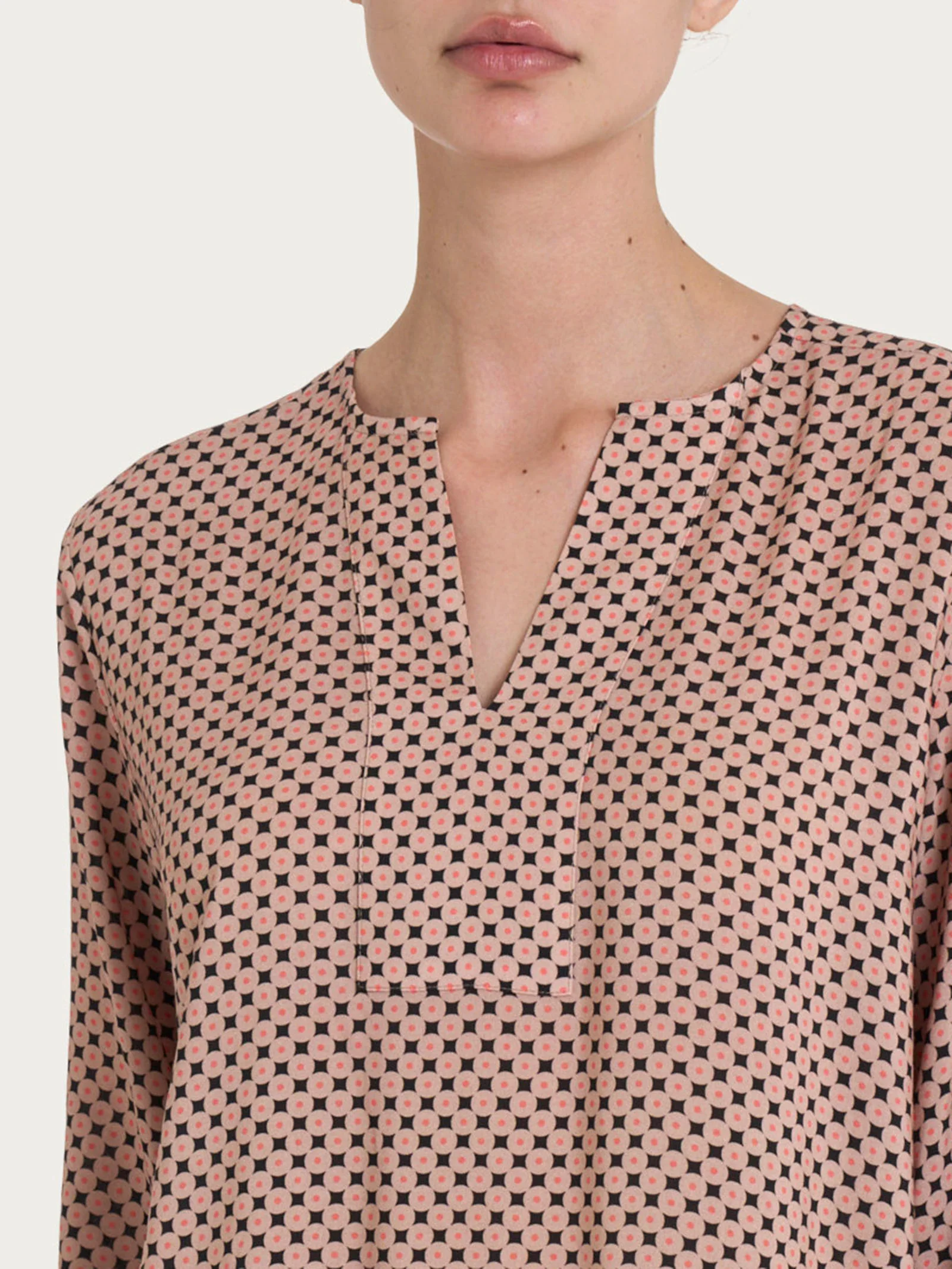 Blusa con scollo a V e micro pattern in Ecoseta - Fant.Nero - Image 3