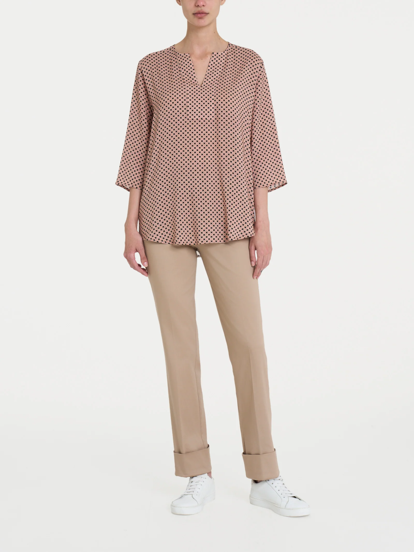 Blusa con scollo a V e micro pattern in Ecoseta - Fant.Nero - Image 4
