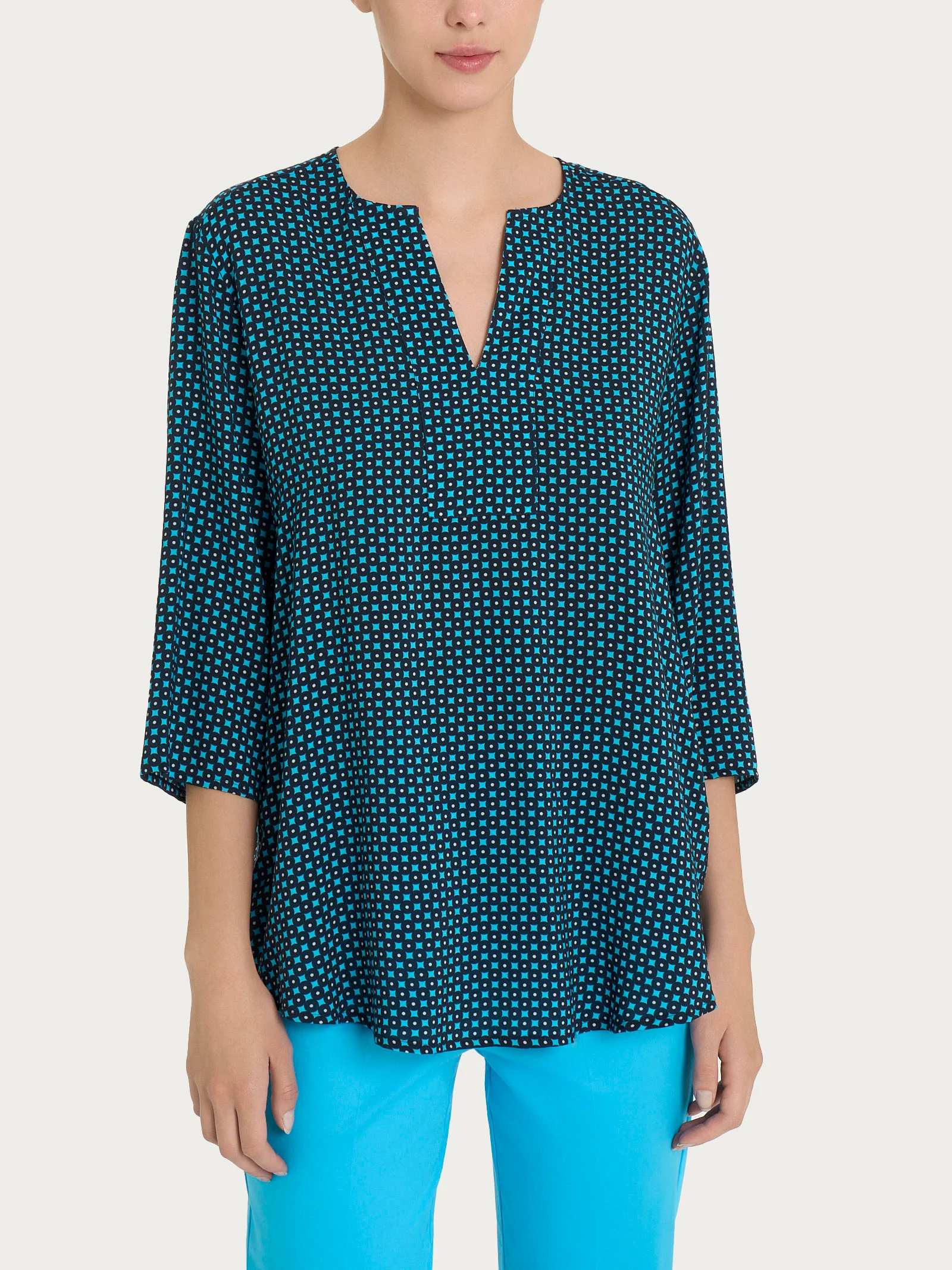 Blusa con scollo a V e micro pattern in Ecoseta - Fant. Aquarius