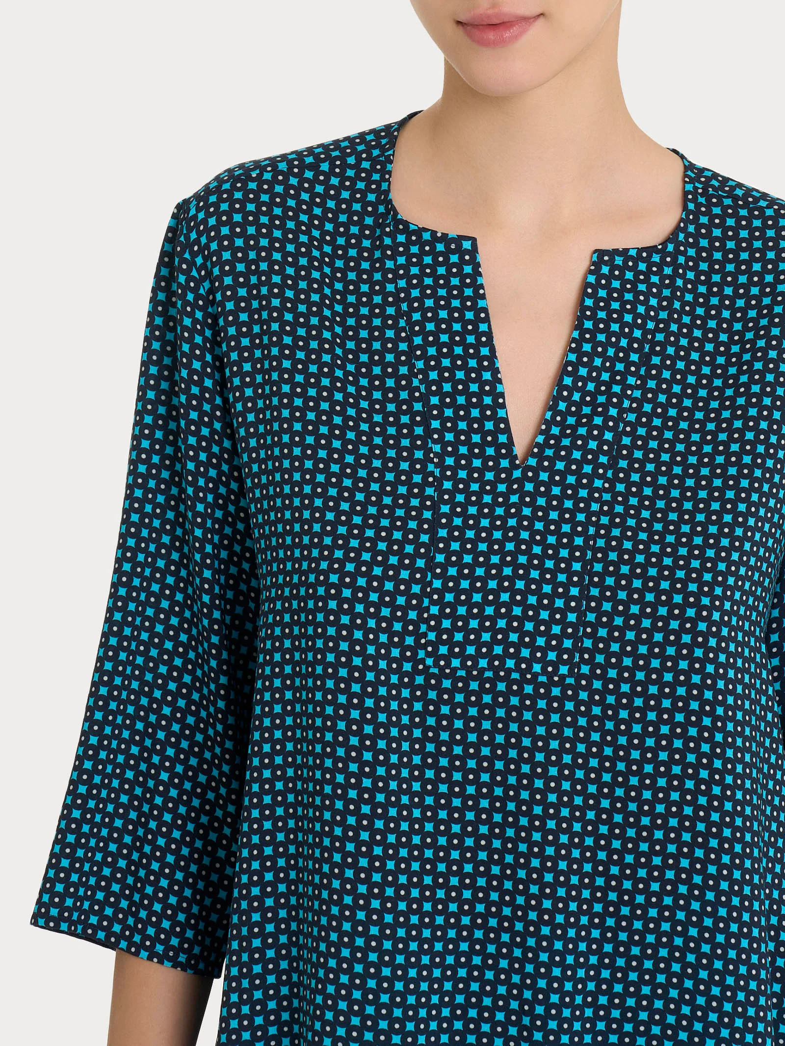 Blusa con scollo a V e micro pattern in Ecoseta - Fant. Aquarius - Image 3