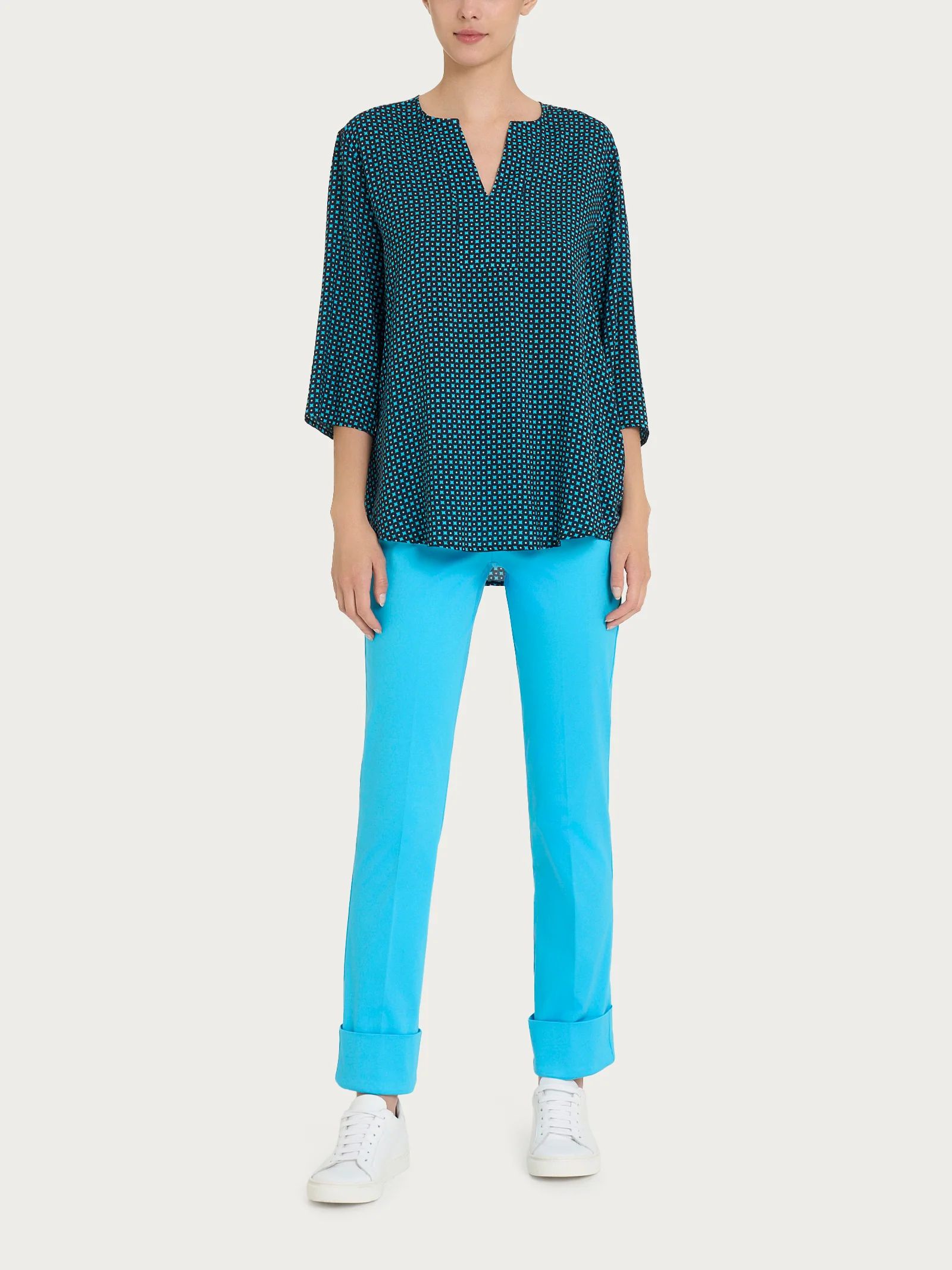 Blusa con scollo a V e micro pattern in Ecoseta - Fant. Aquarius - Image 4