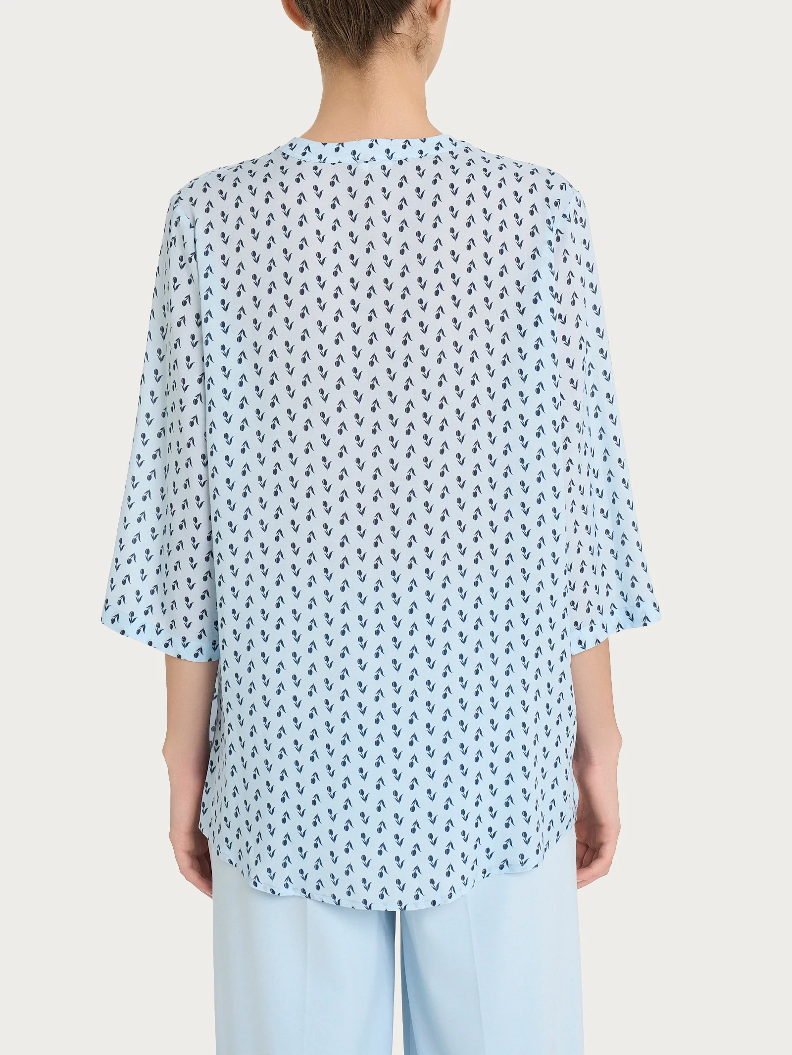 Blusa con scollo a V e tulips pattern in Ecoseta - Fant. Skyway - Image 2