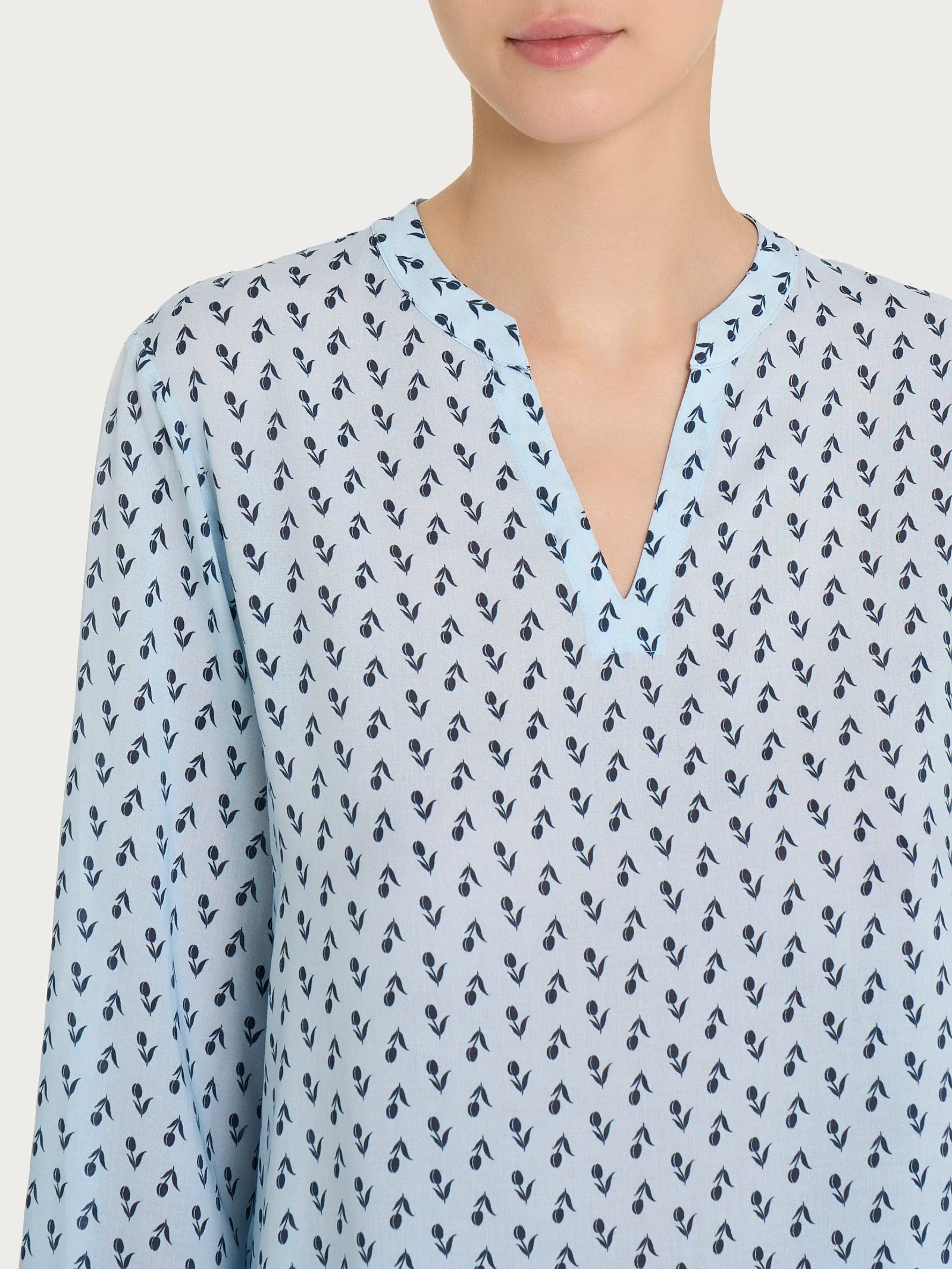 Blusa con scollo a V e tulips pattern in Ecoseta - Fant. Skyway - Image 3