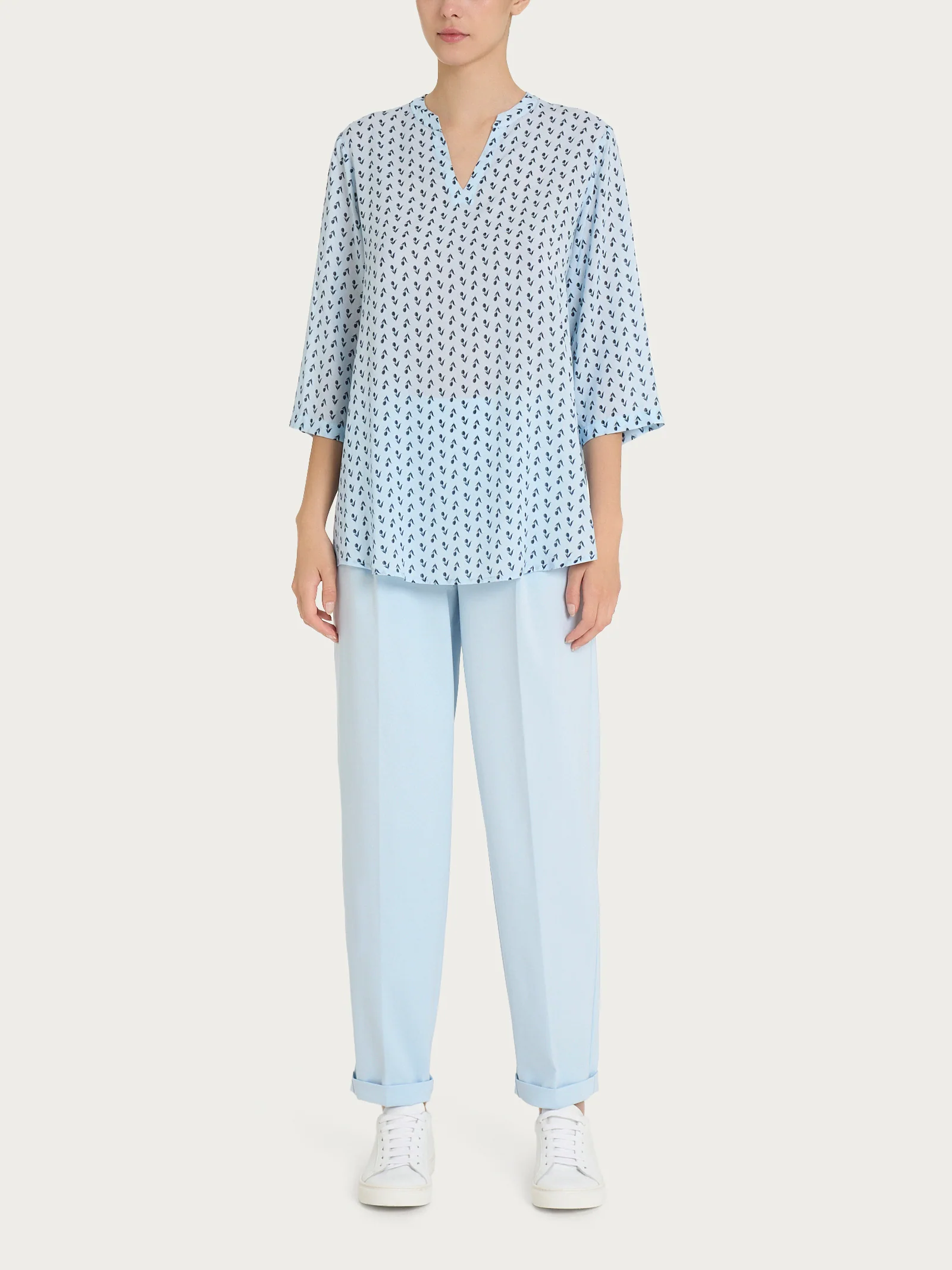 Blusa con scollo a V e tulips pattern in Ecoseta - Fant. Skyway - Image 4