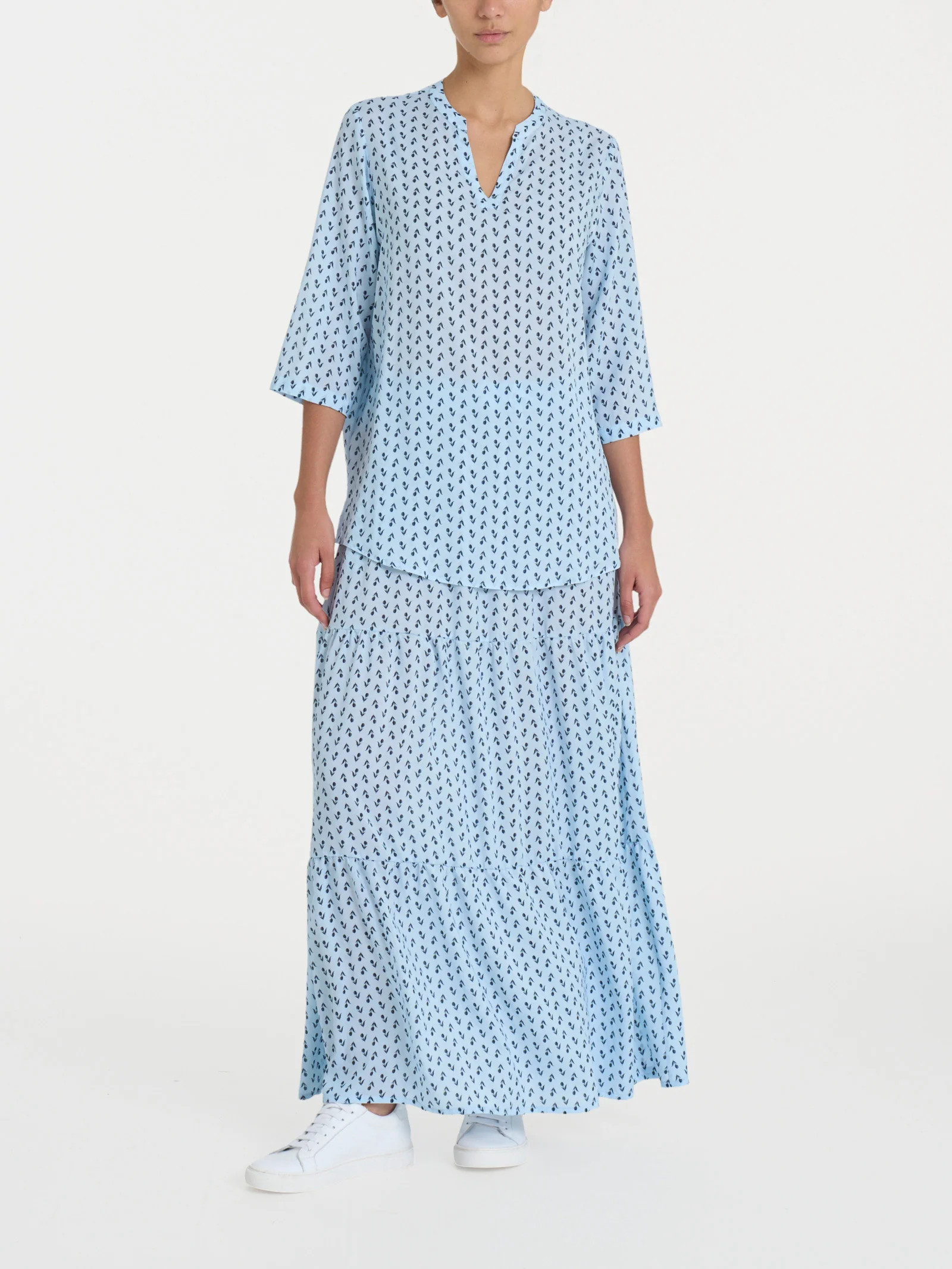 Blusa con scollo a V e tulips pattern in Ecoseta - Fant. Skyway - Image 5