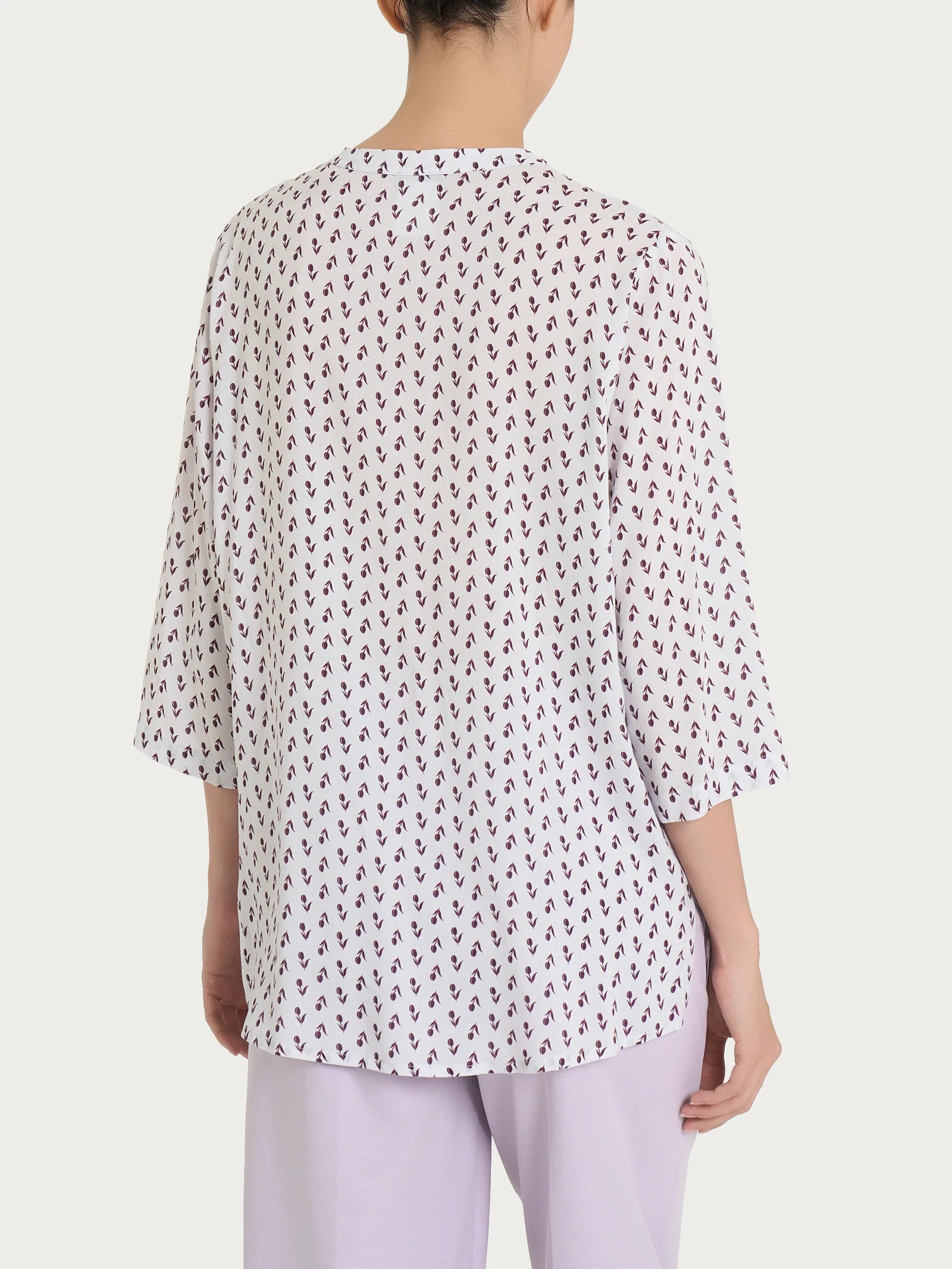 Blusa con scollo a V e tulips pattern in Ecoseta - Fant. Dawn Blue - Image 2