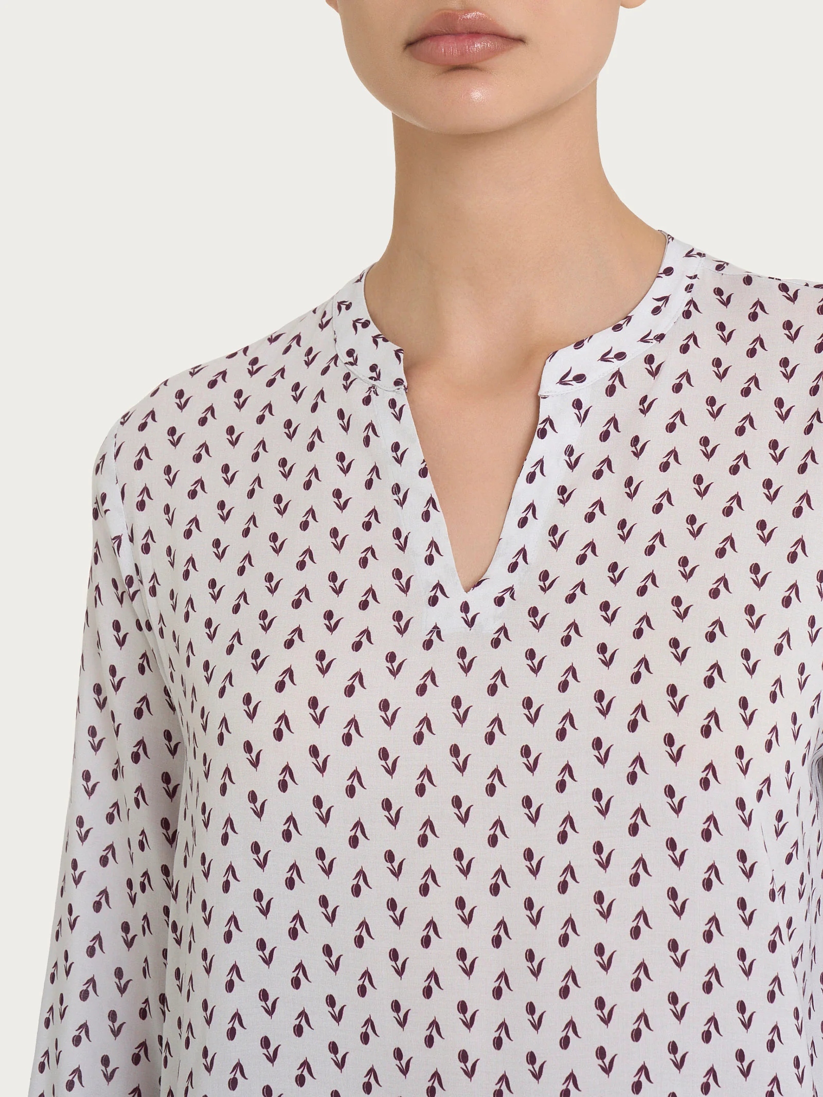 Blusa con scollo a V e tulips pattern in Ecoseta - Fant. Dawn Blue - Image 3